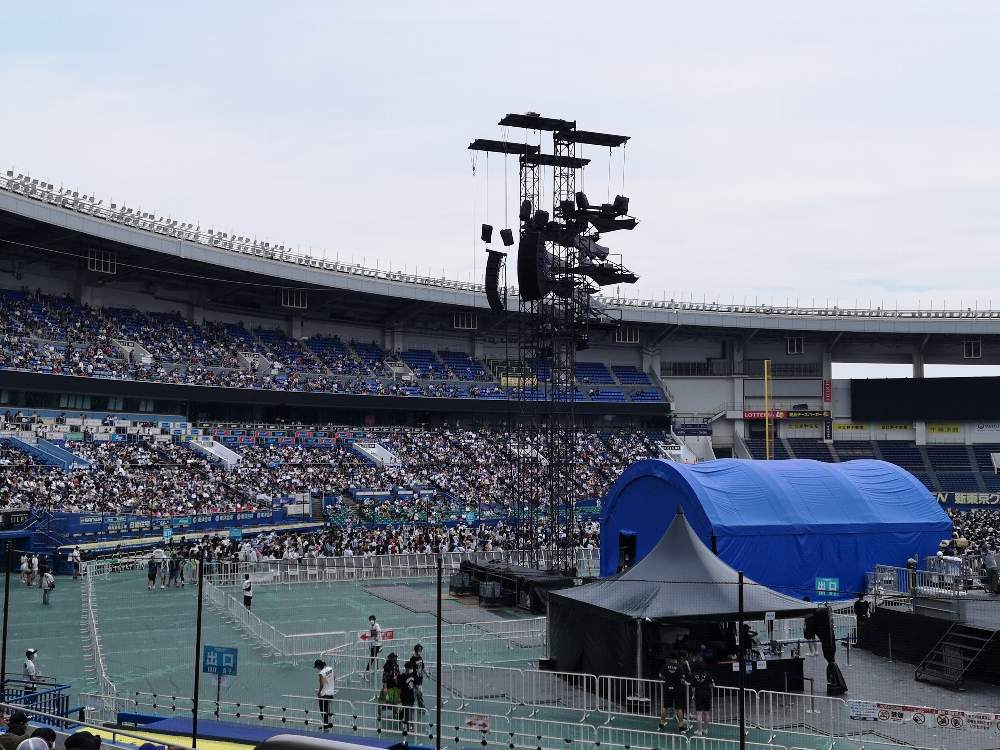 懸垂幕もありません。