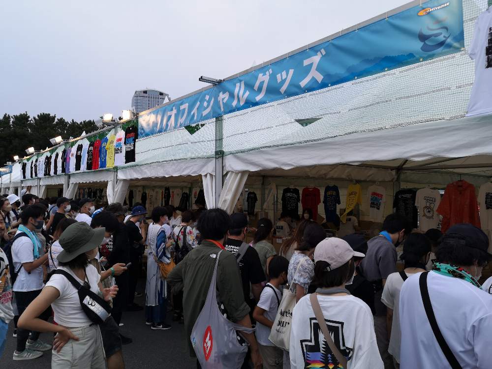 公式グッズ売り場。