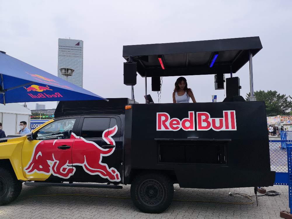 レッドブルのDJカー。