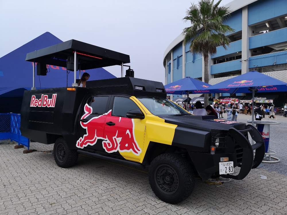 レッドブルのDJカー。
