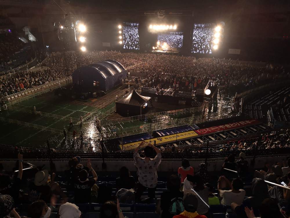 THE 1975のころ。雨で床が濡れています。