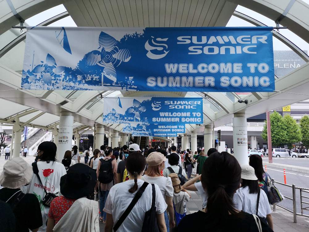 海浜幕張駅から会場へ。