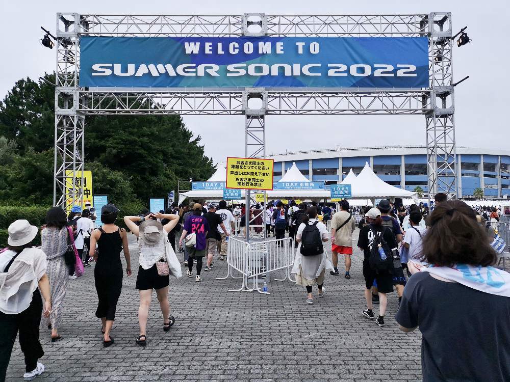 シャトルバス降車側のゲート。