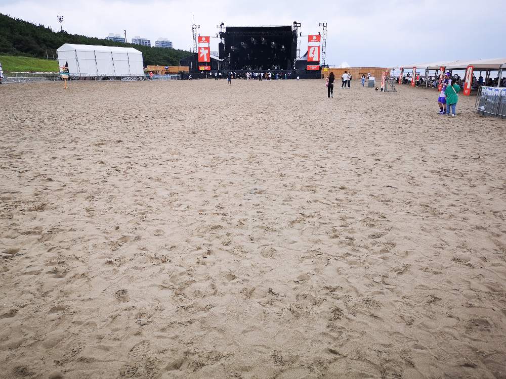 広いビーチステージ。
