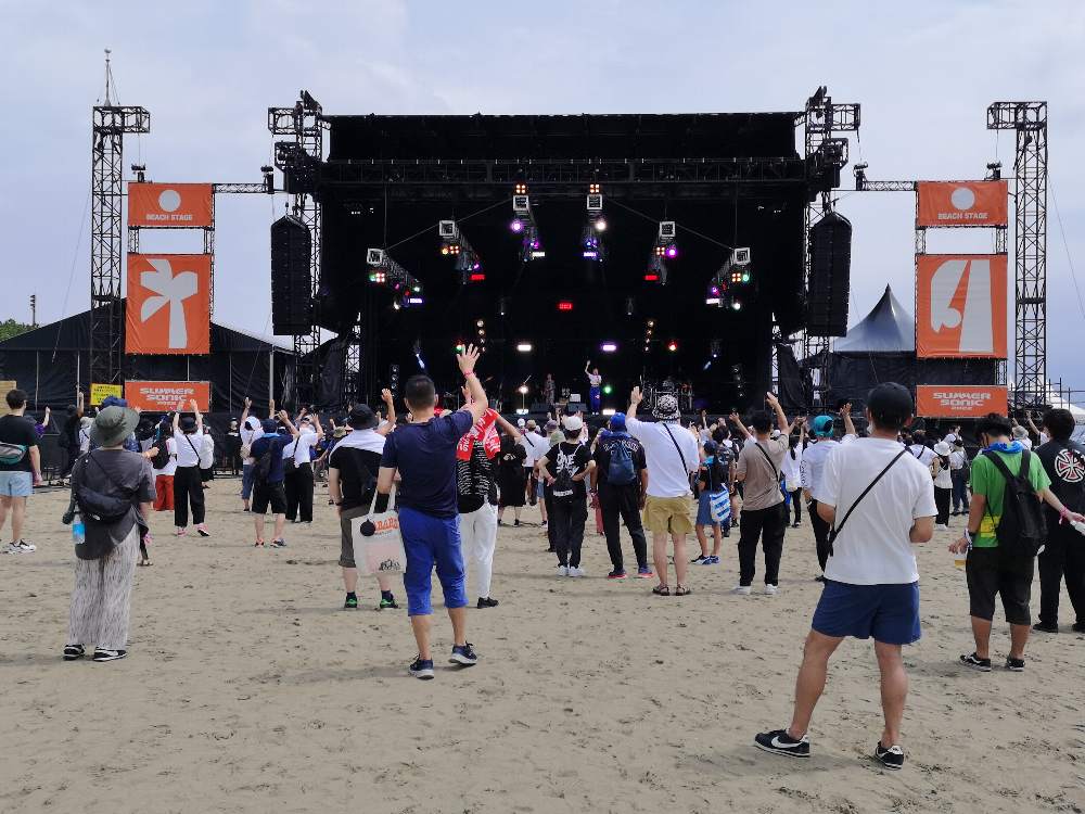 ステージ公演中。