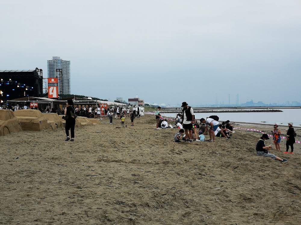 波打ち際は行けません。