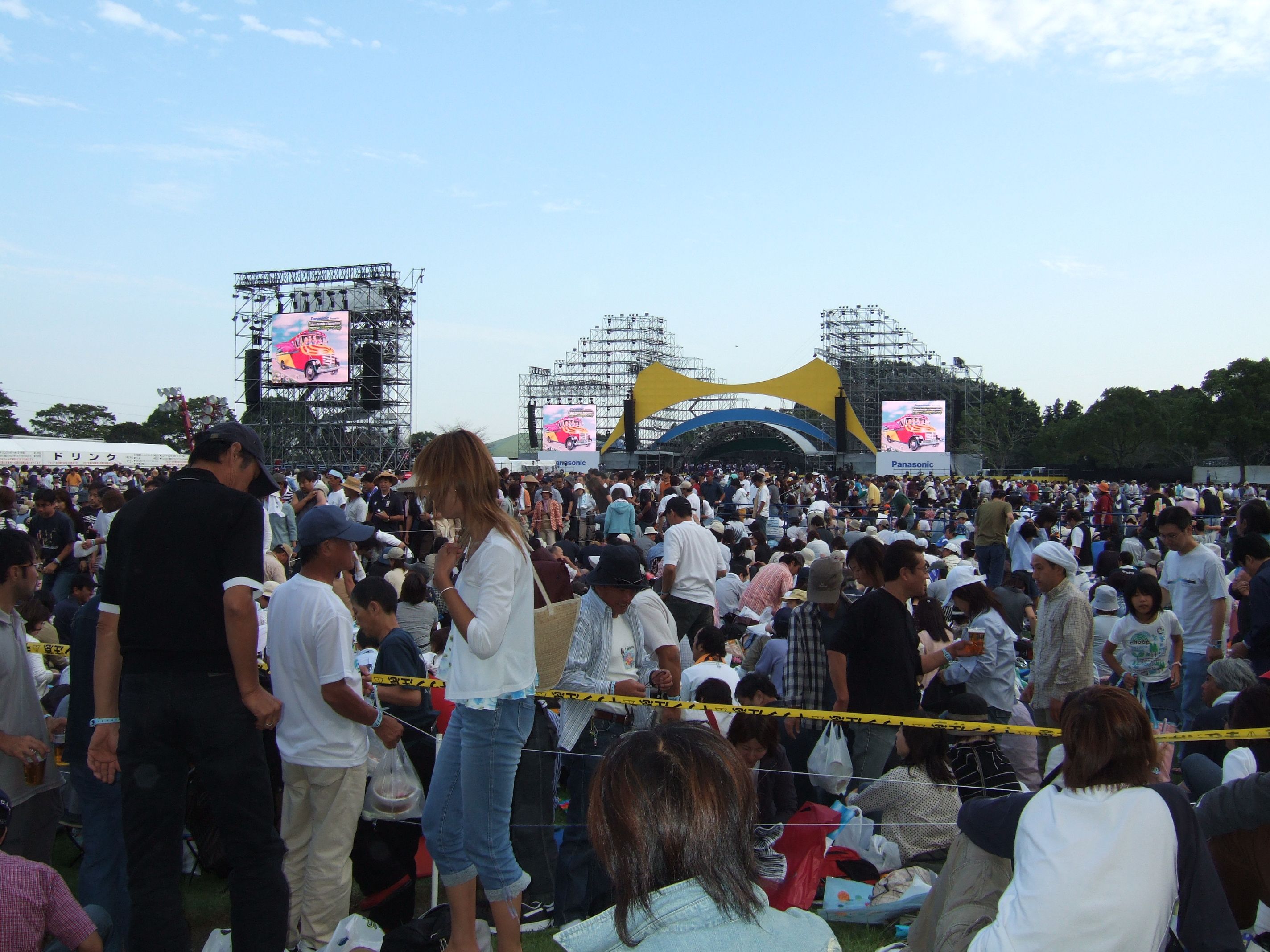 遠くから見るとステージはほとんど見えませんが、モニターでアーティストの姿が確認できます。