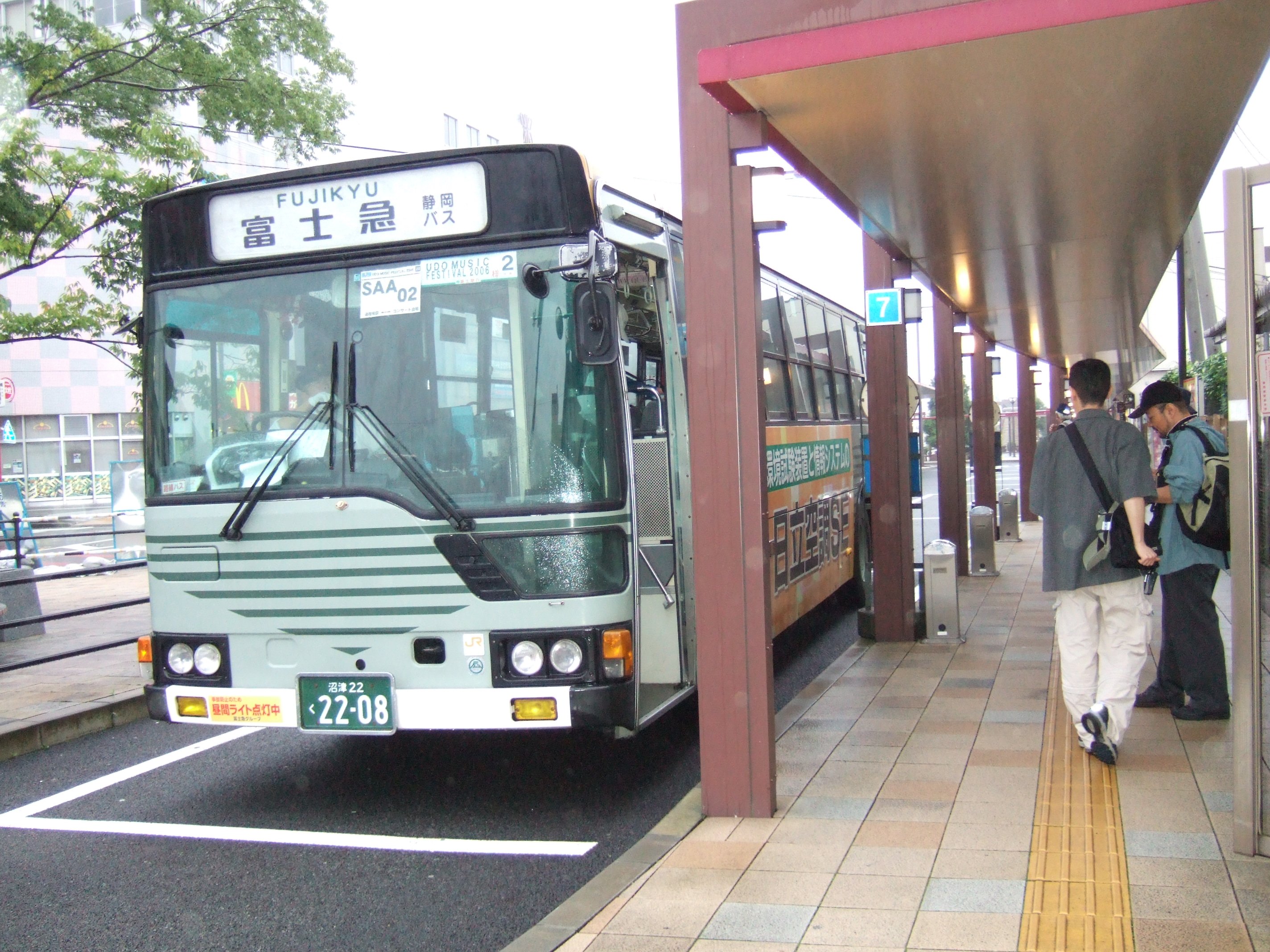 バス乗り場の最も遠い場所がウドー・ミュージック・フェスティバル用の専用乗り場になっていました。