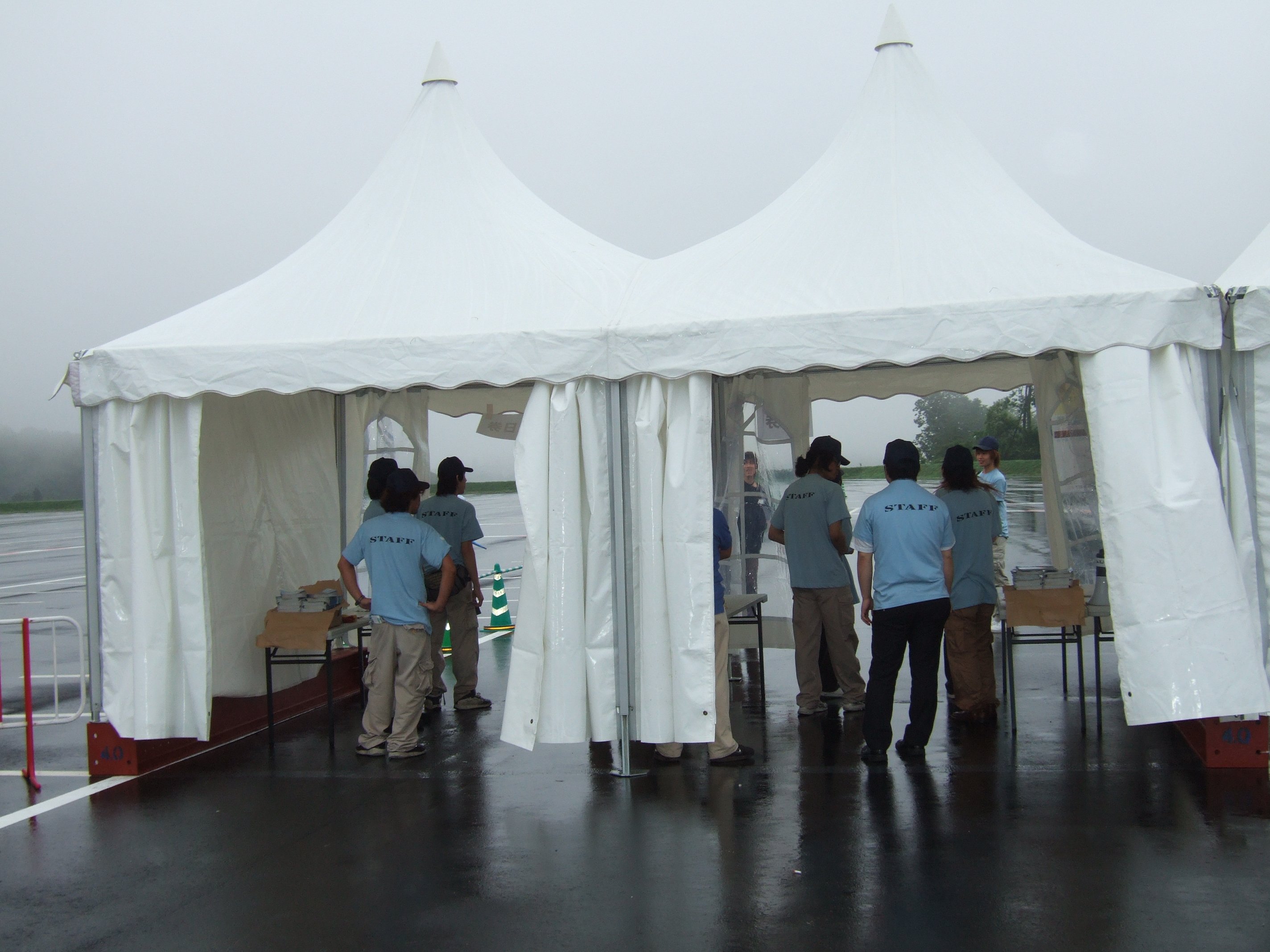 早朝なので混んでいません。一日券と二日券に分かれた受付。