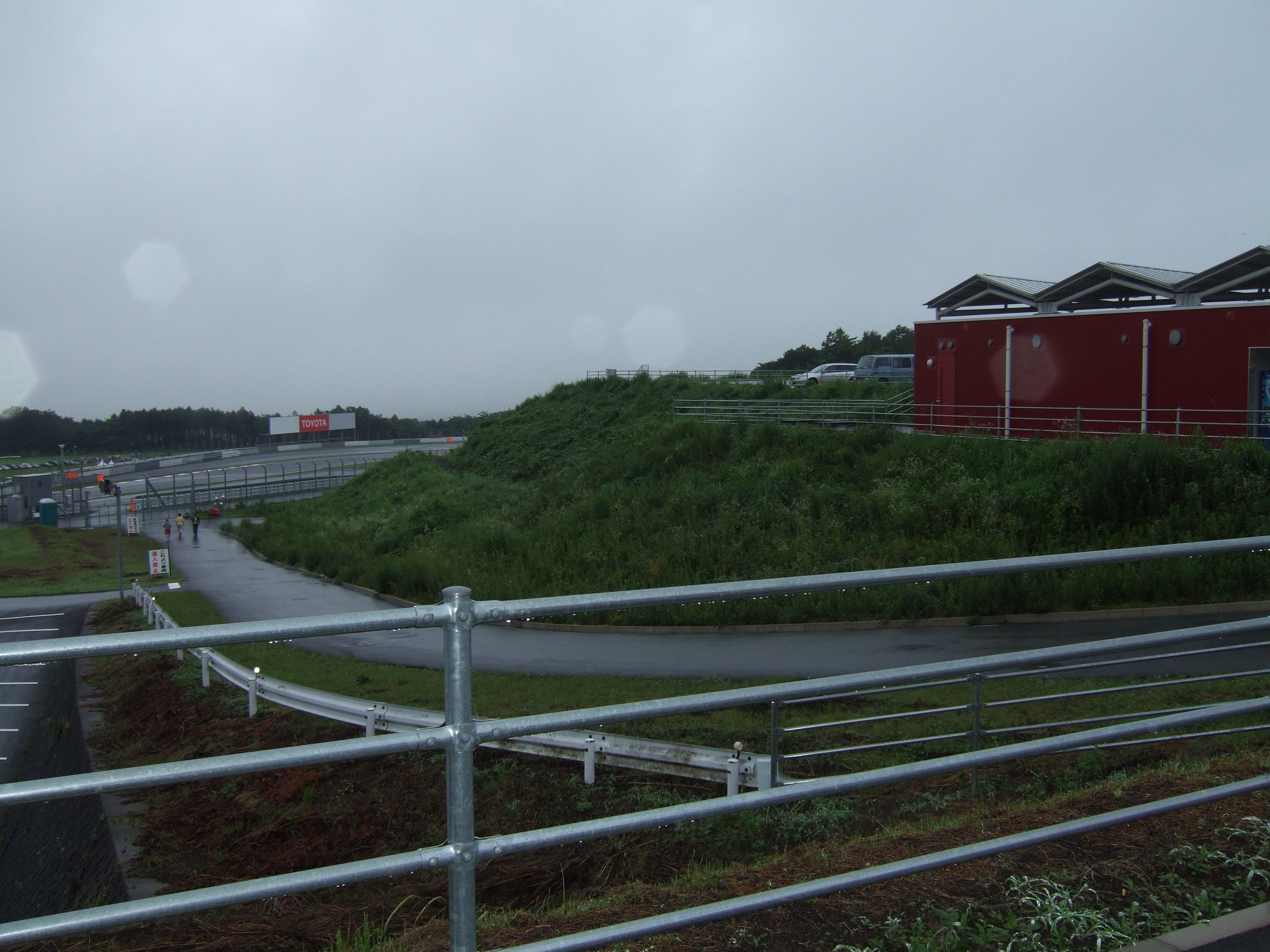 トンネルを出てステージに近くなってきたところ。 奥から手前側に歩きます。