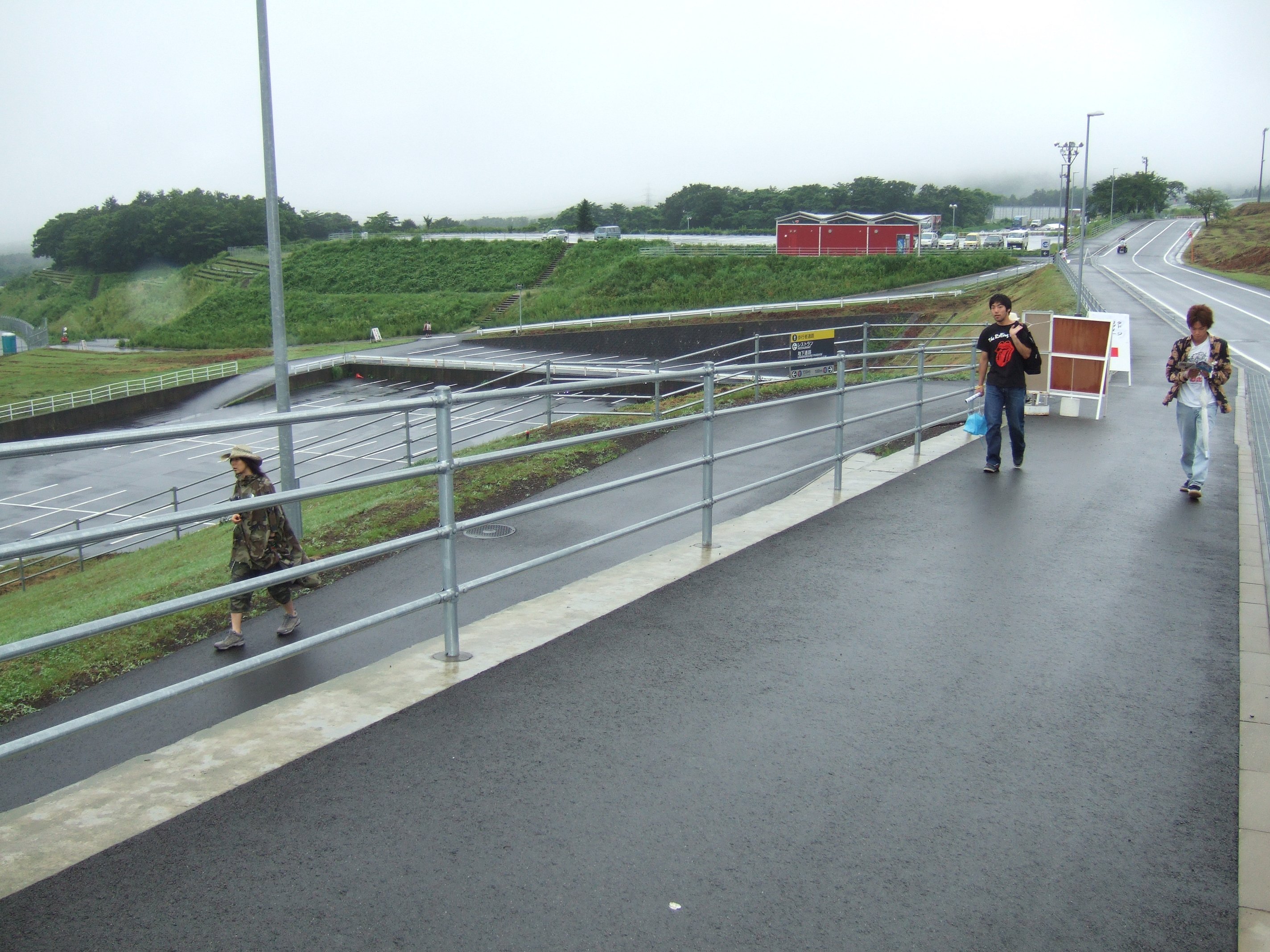 上の写真の約20メートル後方から撮影。