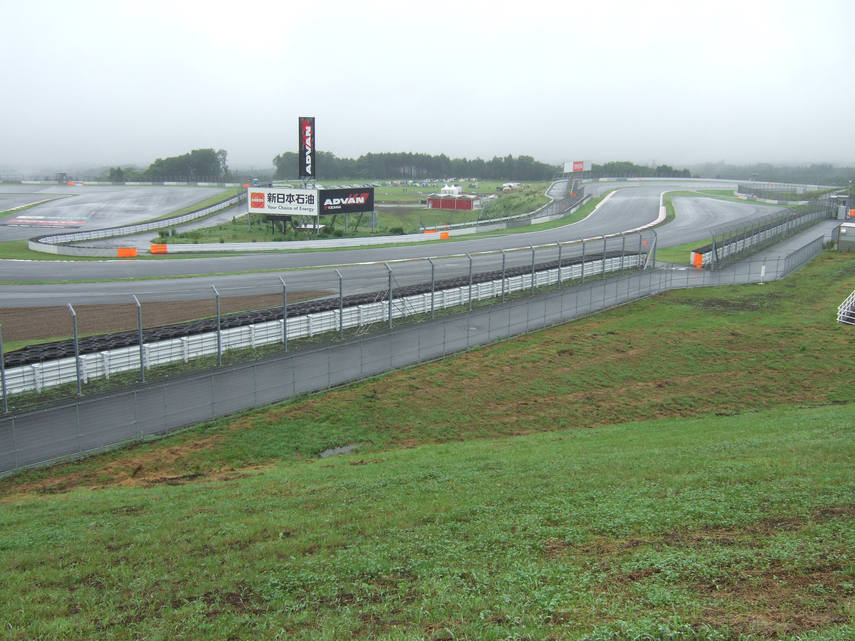 通路から見える富士スピードウェイのコース。