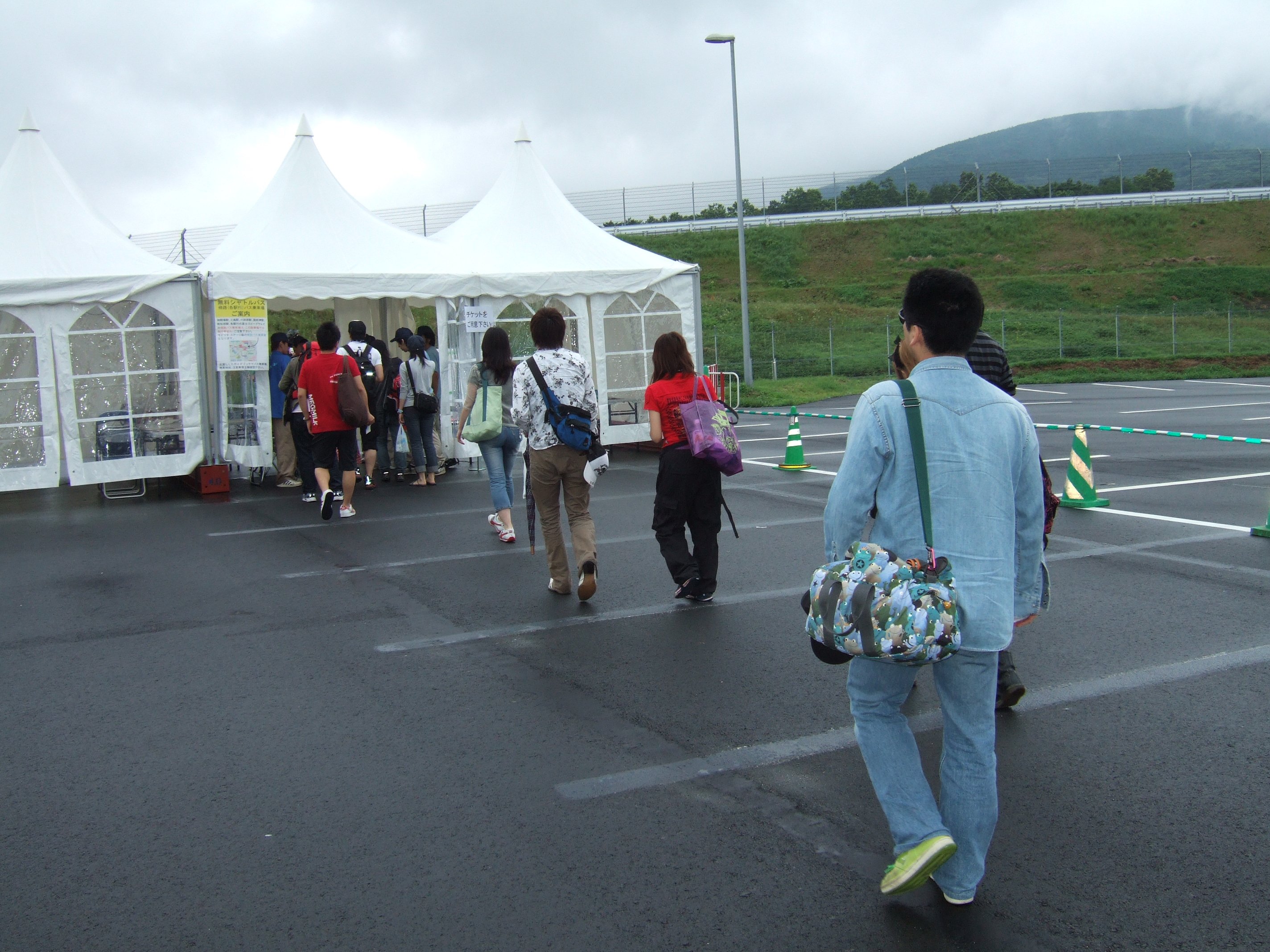 会場についてバスを降りると受付に進み、リストバンドをもらいます。チケットと引き換えです。