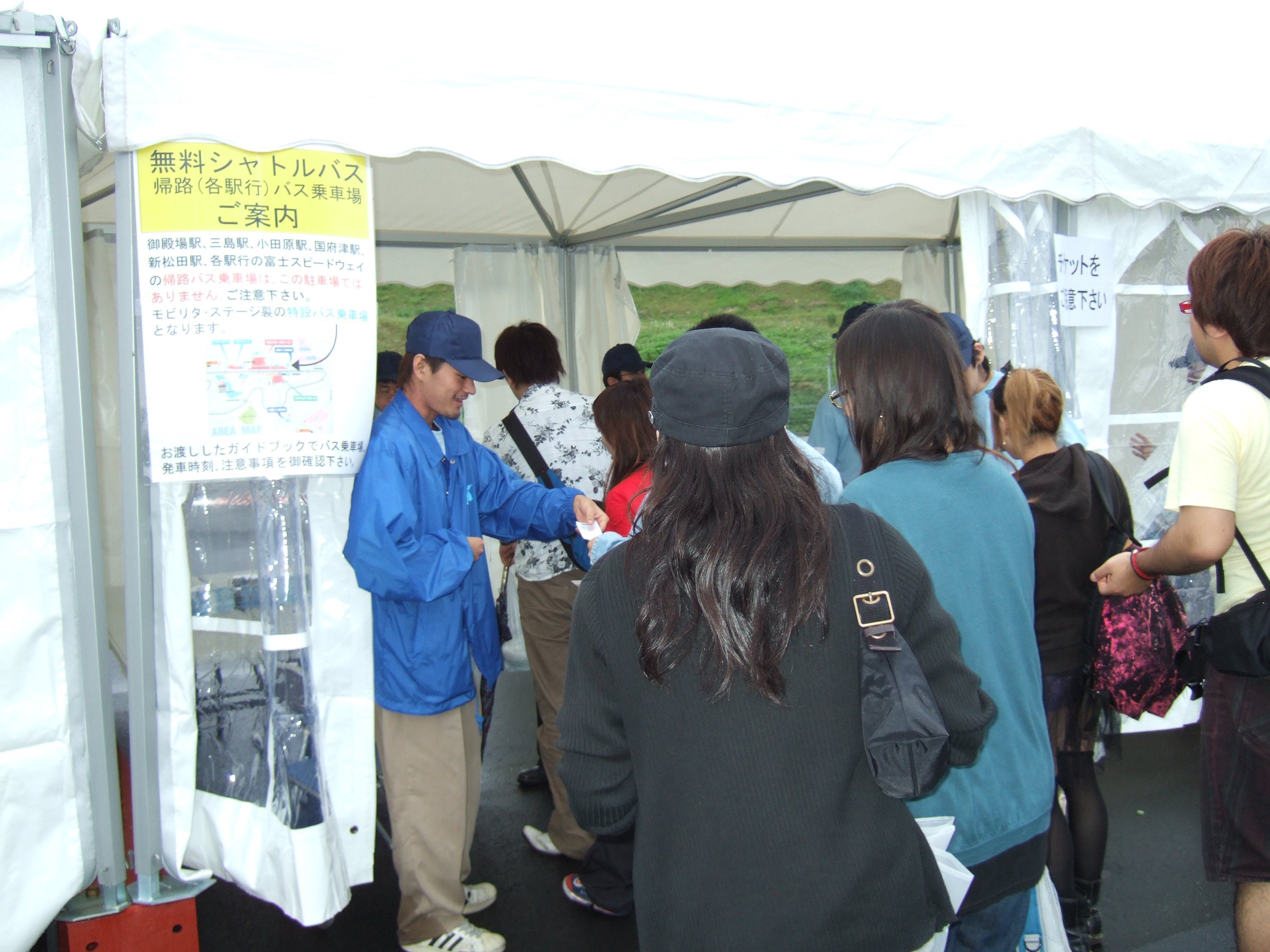 シャトルバスは、会場で降りる場所と帰宅のための乗り場が違います。帰宅のための乗り場はモビリタ・ステージの近くにあります。