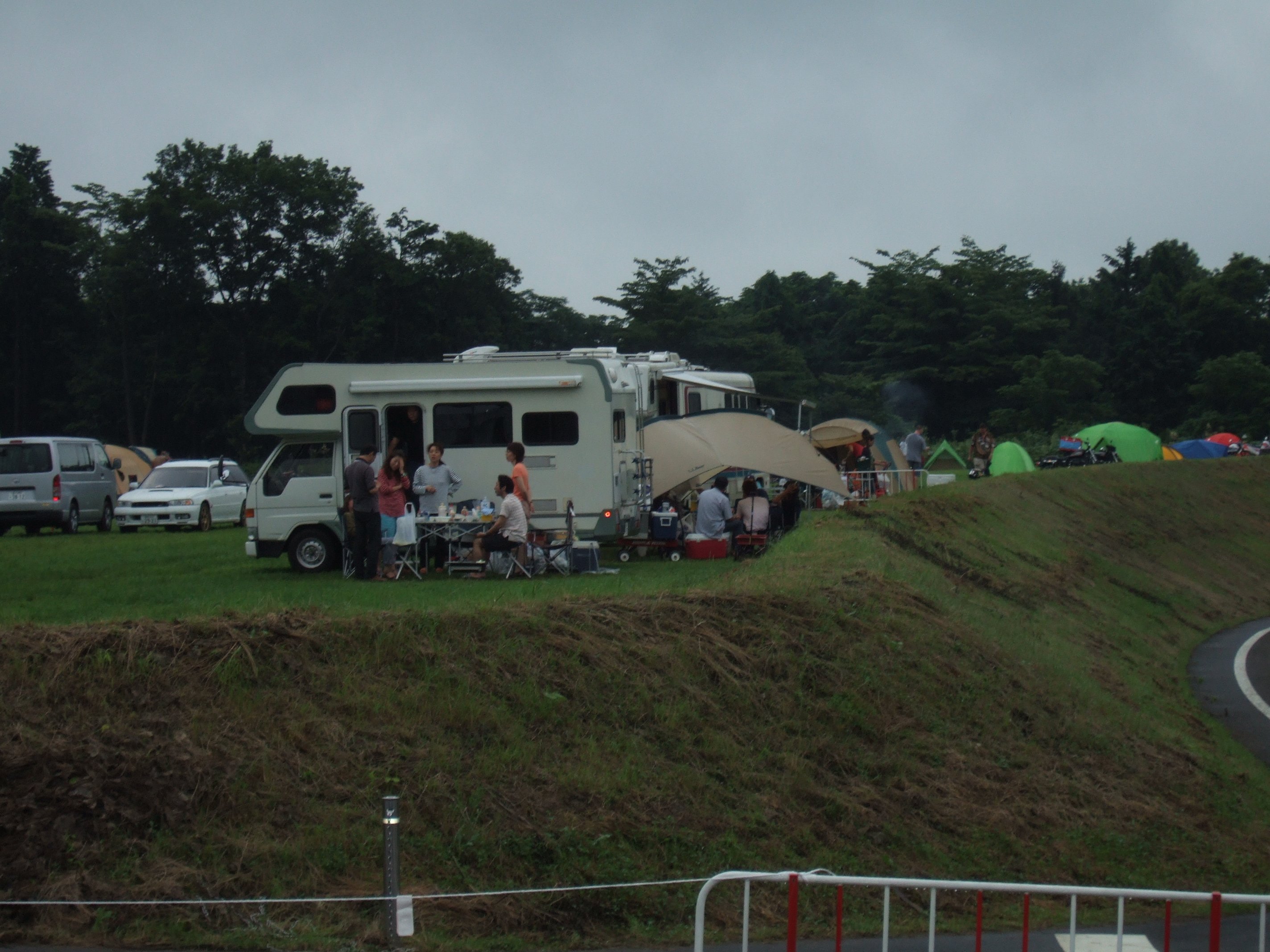 キャンプサイトでのバーベキューなどは比較的自由のようです。