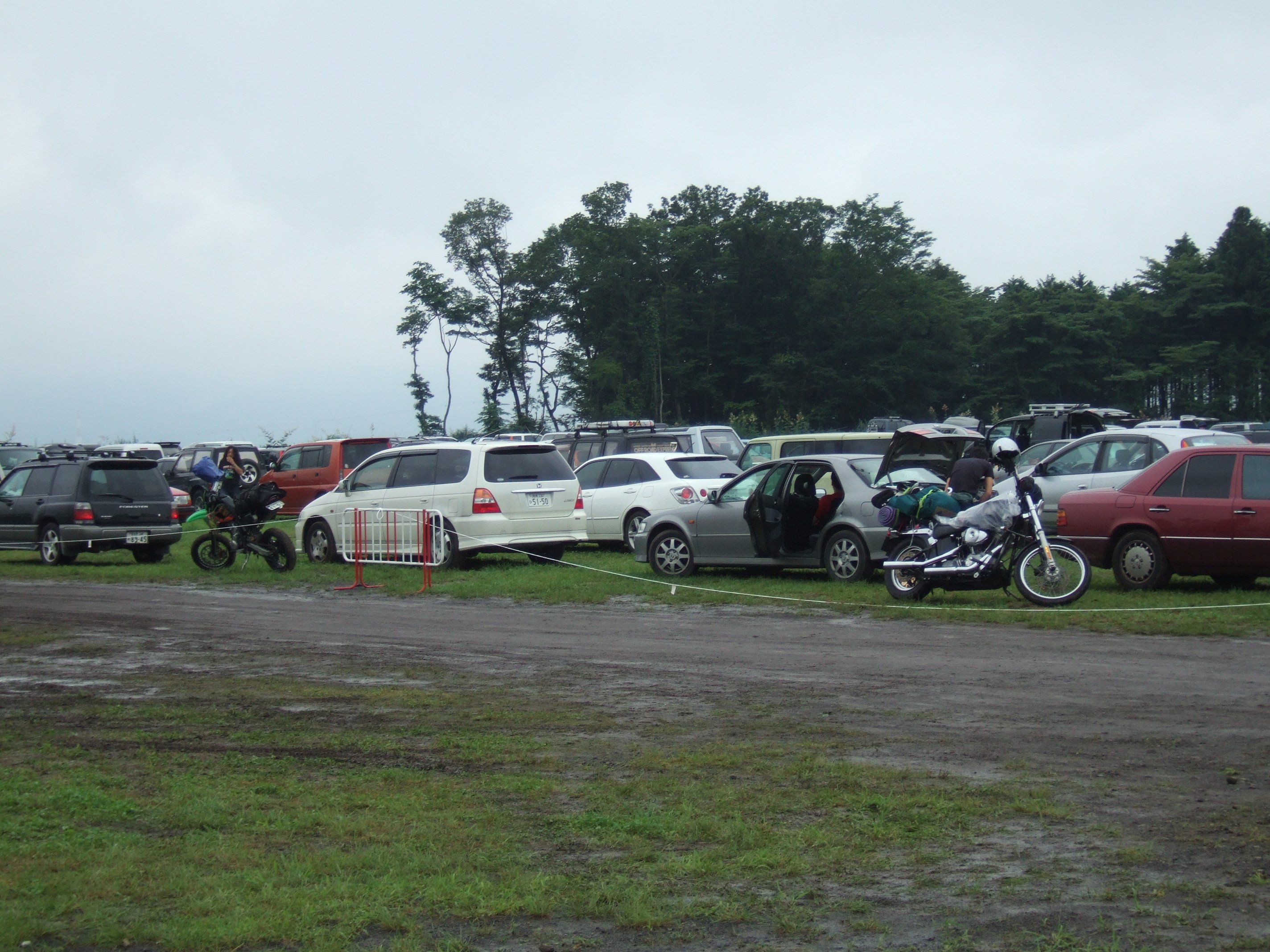 二輪車も四輪車と同じ場所に置いてあります。 