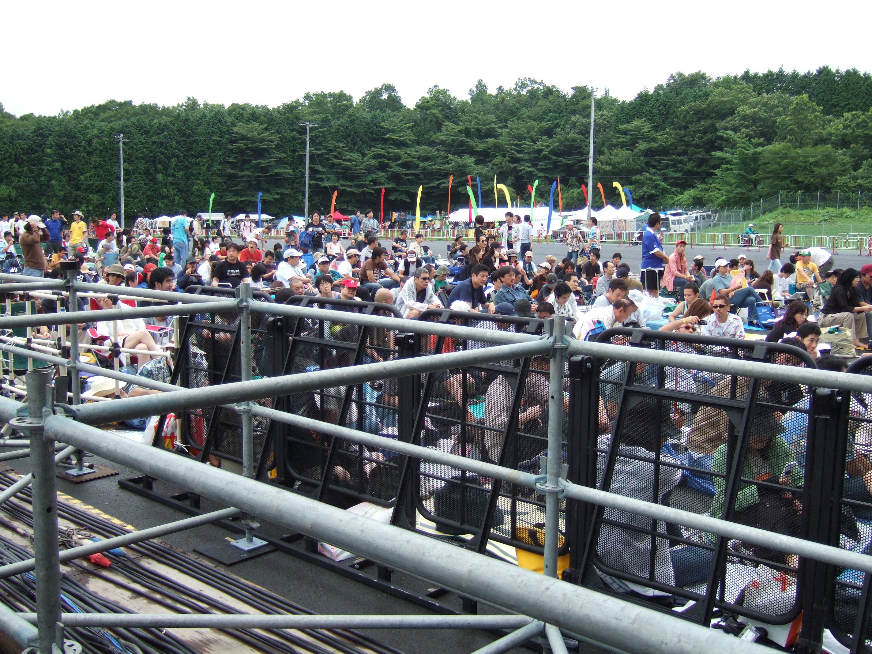 反対側のステージ前。