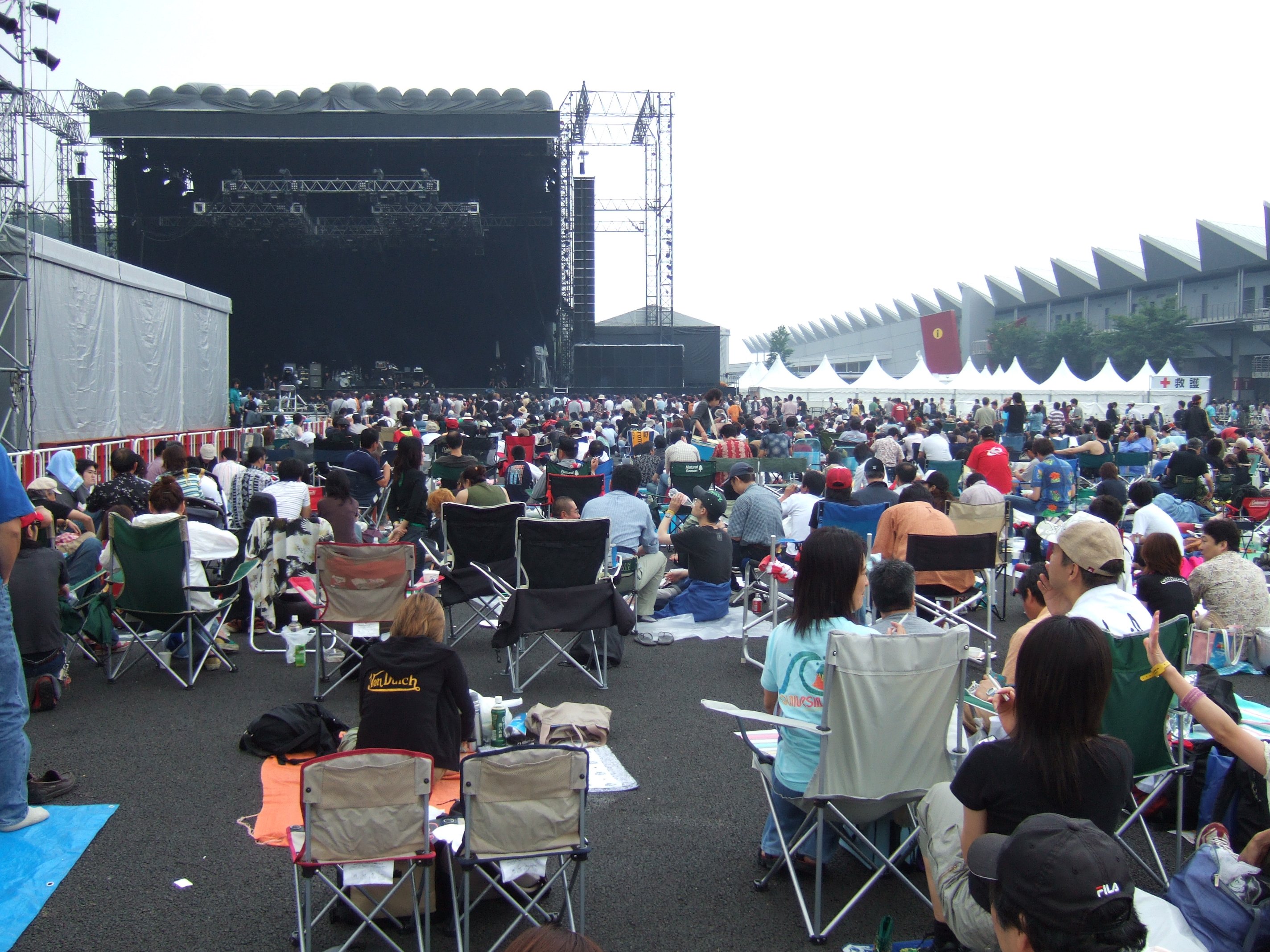 ステージ後方右側から。