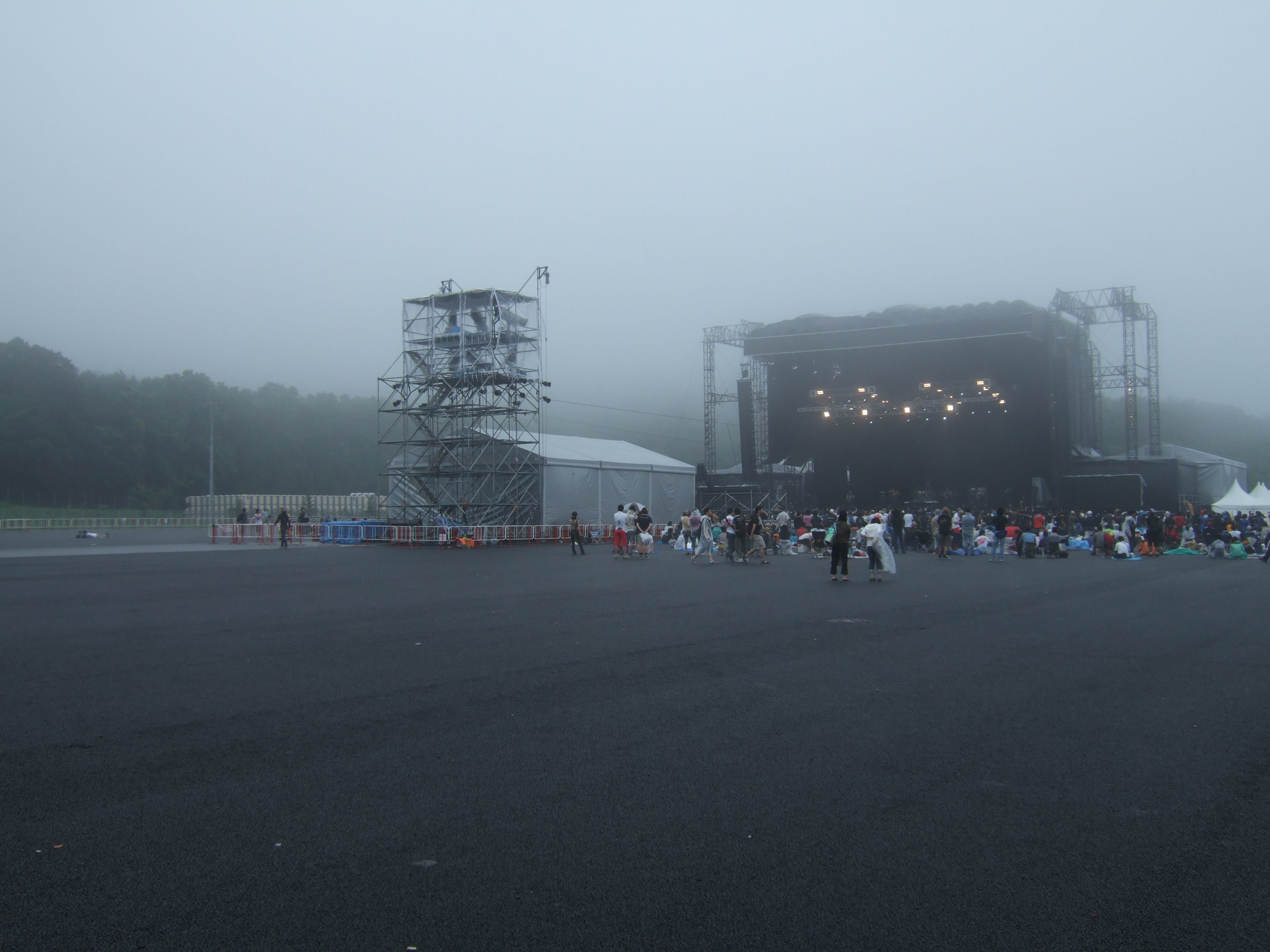 霧がかかるモビリタ・ステージ。2日目午後1時ごろ。