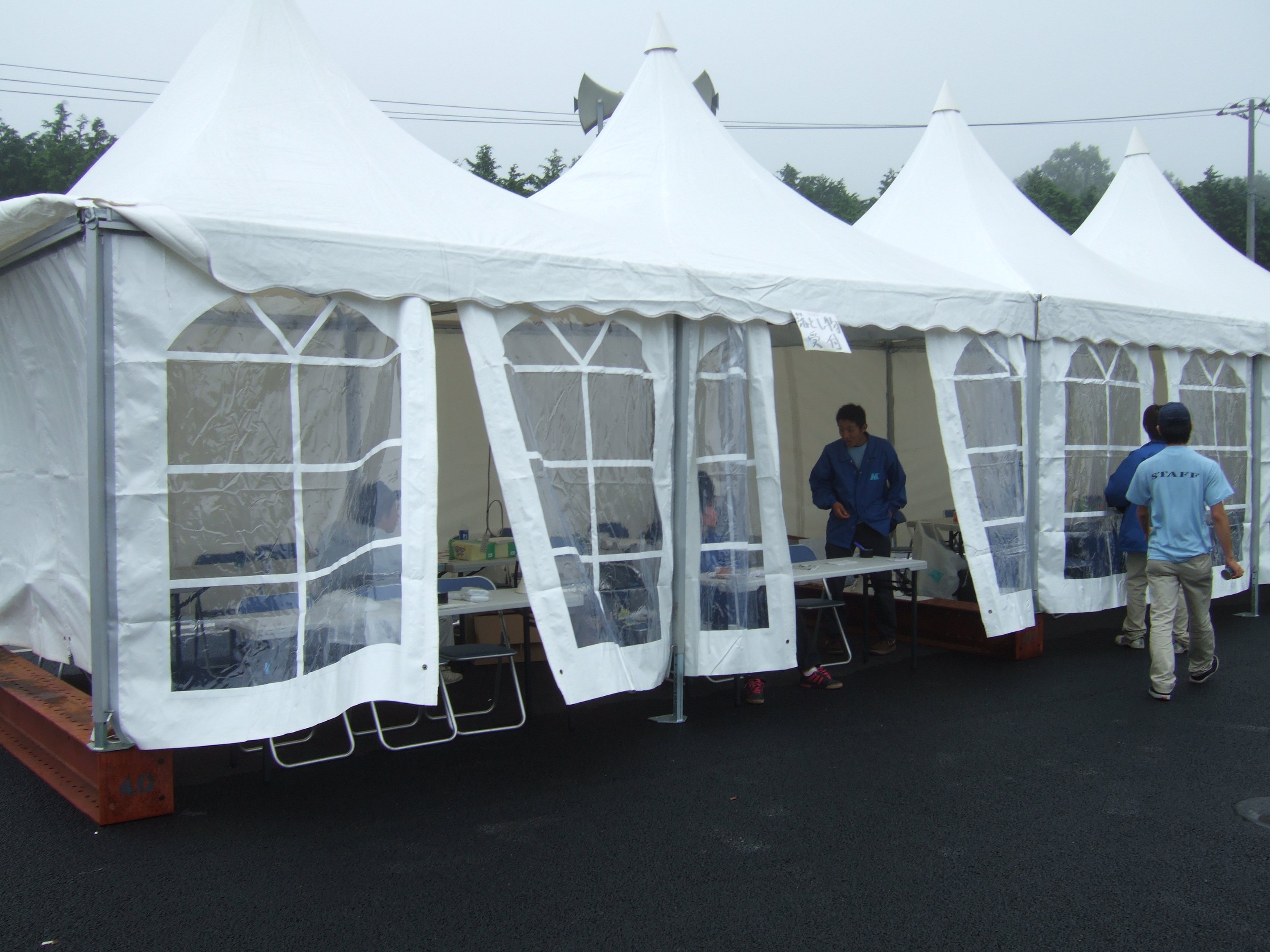 ステージの後方にある案内所のような施設。