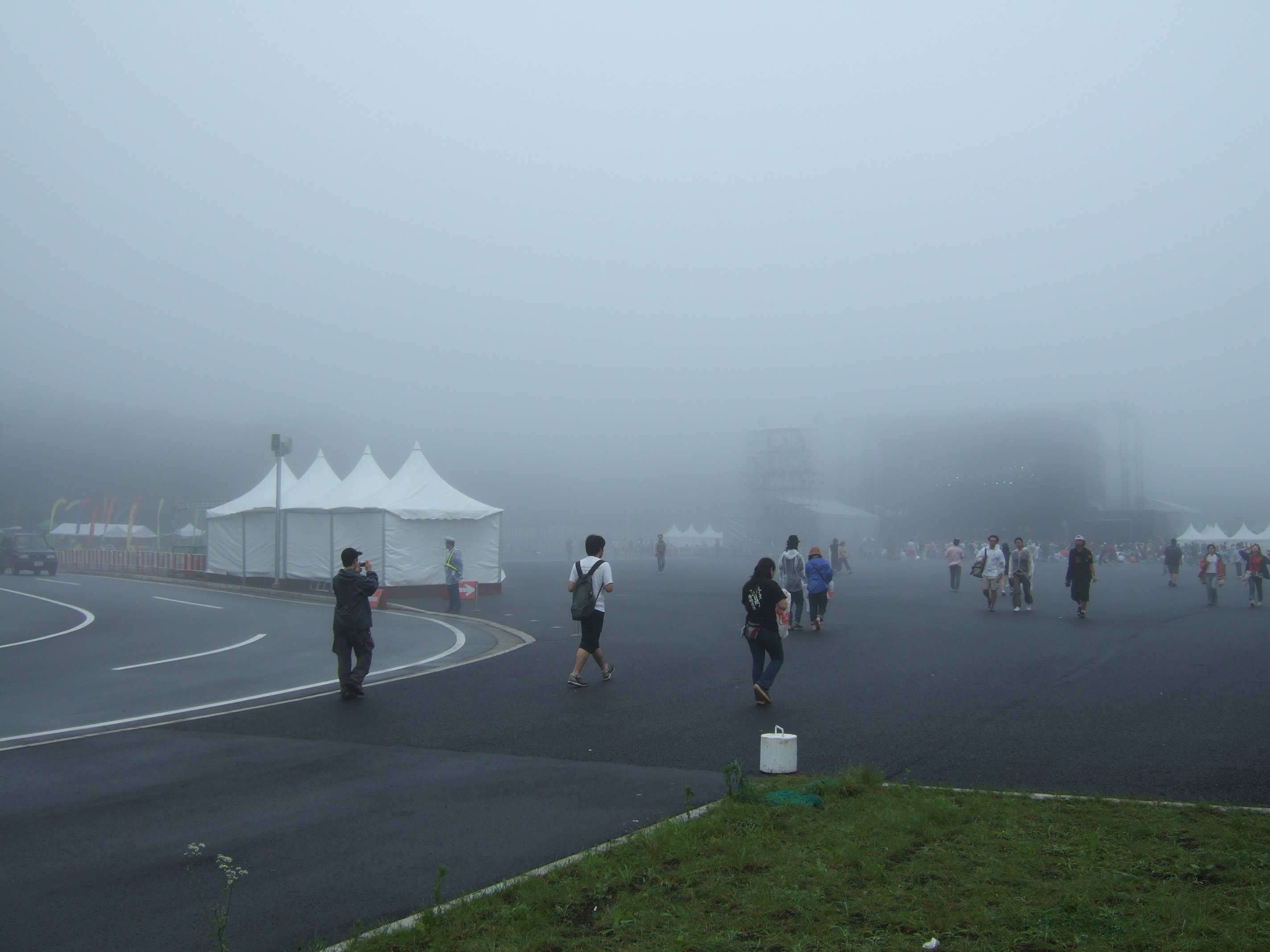 ほぼ同時刻にステージの最後方から見たところ。ステージは何も見えません。