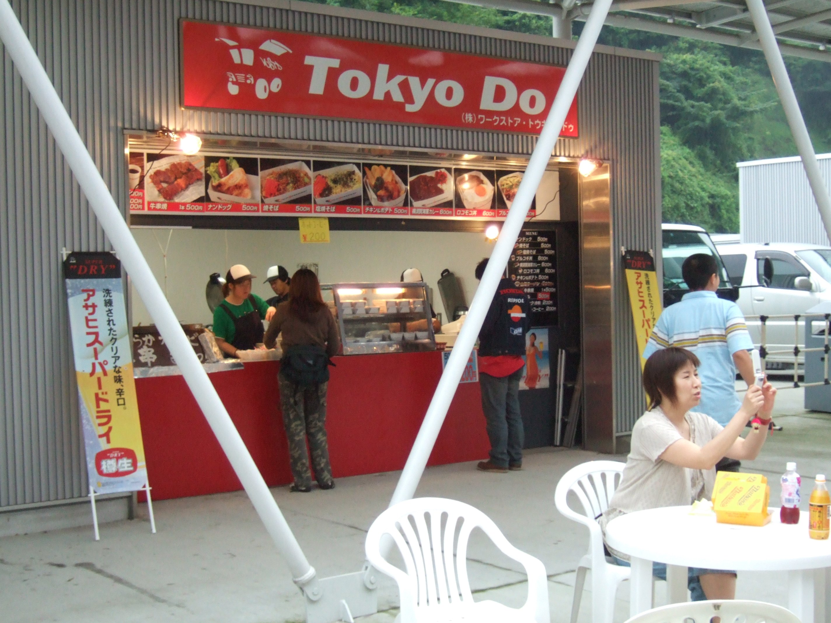 常設店その2。どの店もフジロックフェスティバルやサマーソニックと値段は変わりません。