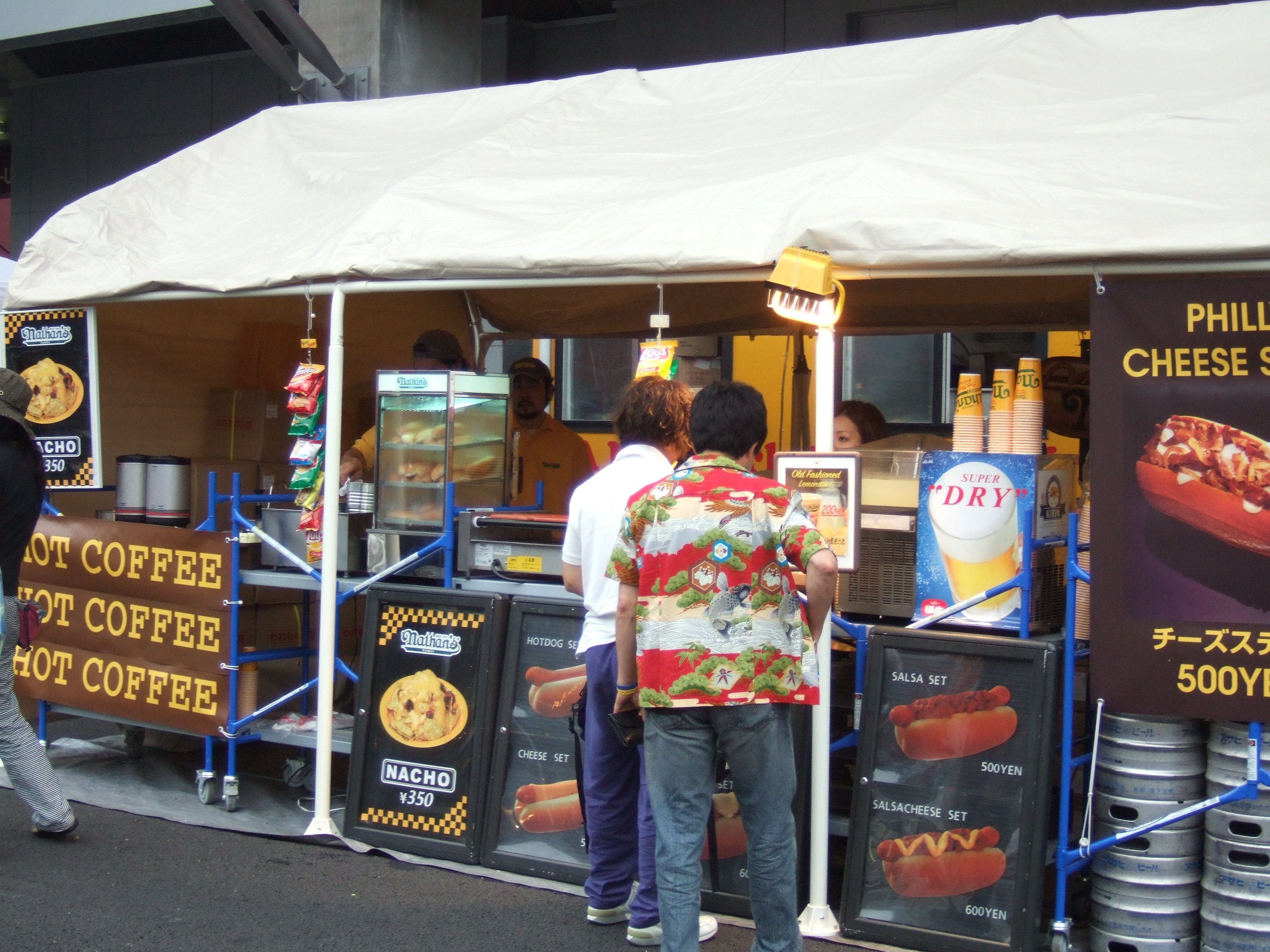 ネイサンズ。ホットドッグ店。