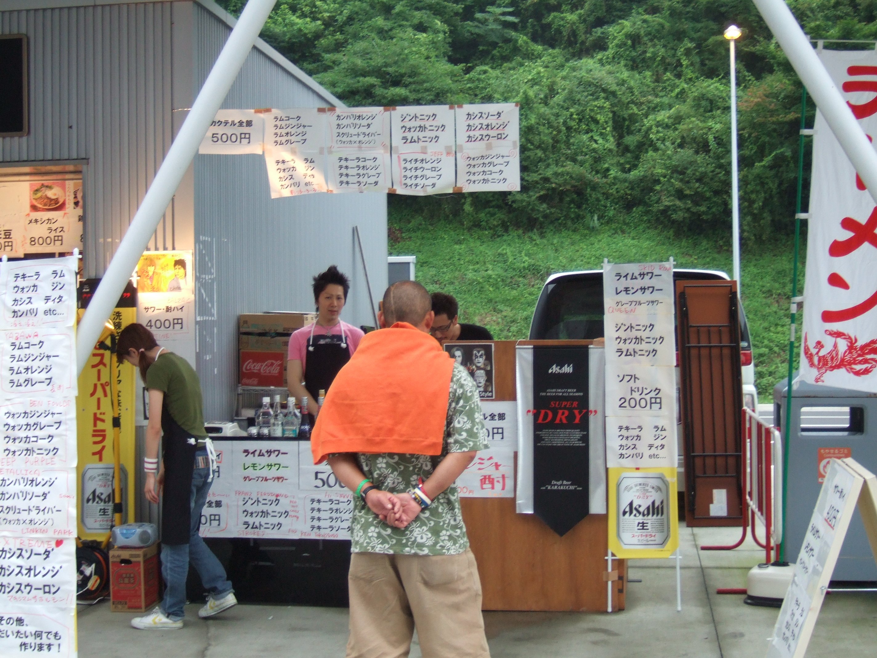 屋根なしで営業しているカクテル・バー。