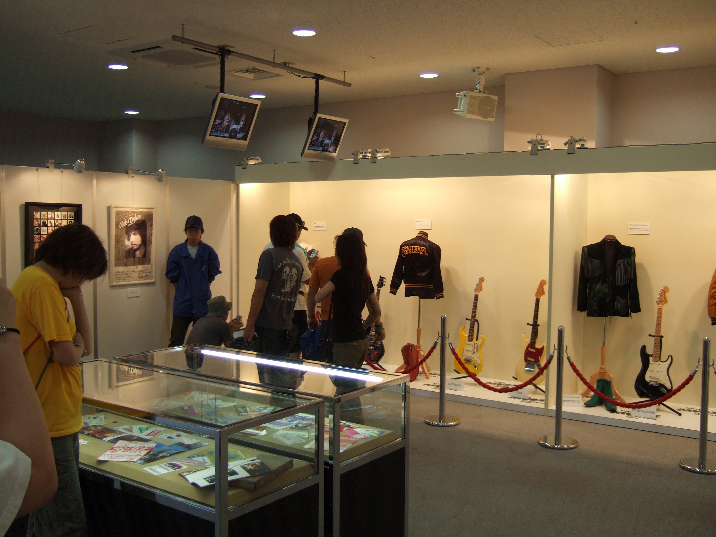 チケットとギター展示。