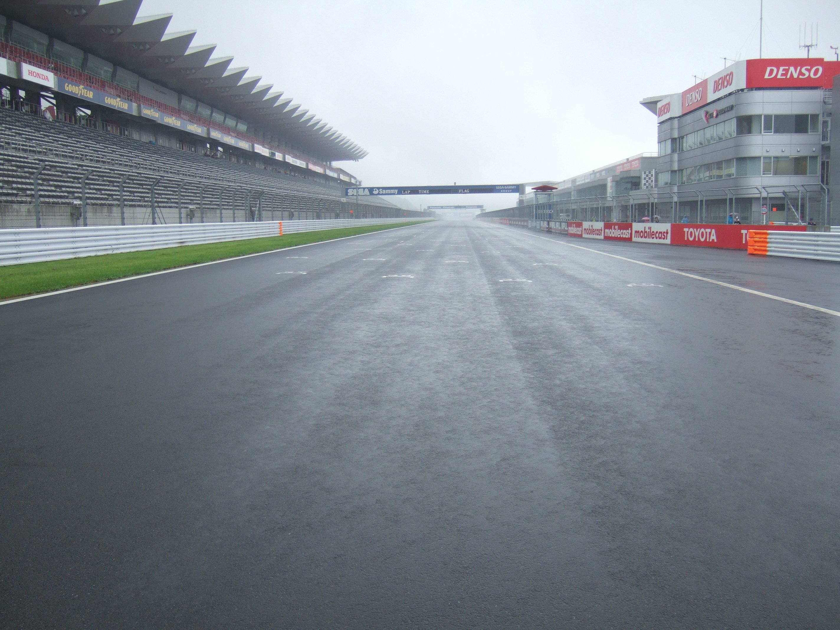 メーン・ストレートをコースから撮影。