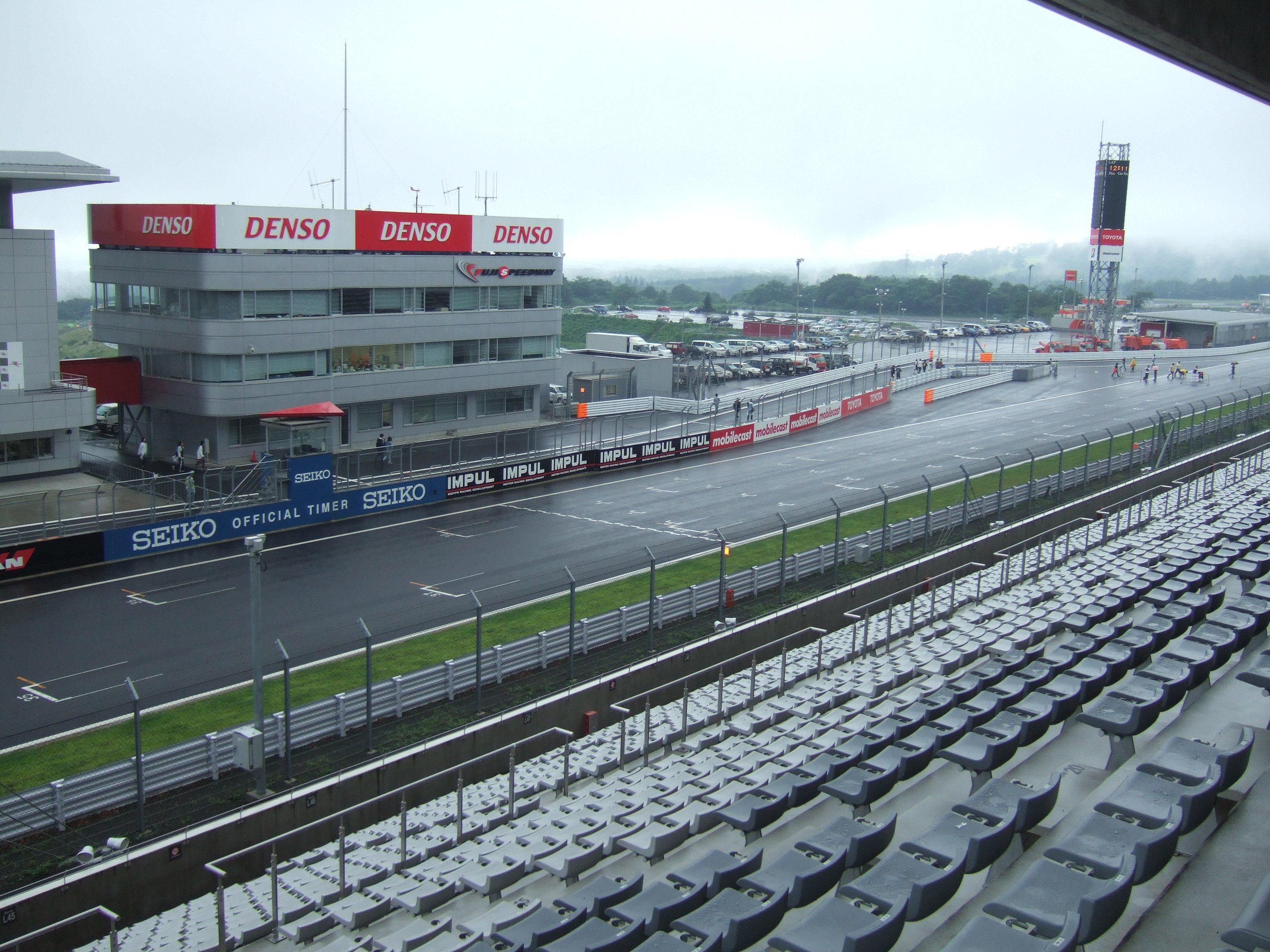 路面が濡れているときのメーン・ストレート。右側に人が歩いていますが、スクウェア・ステージとモビリタ・ステージの通路になっています。