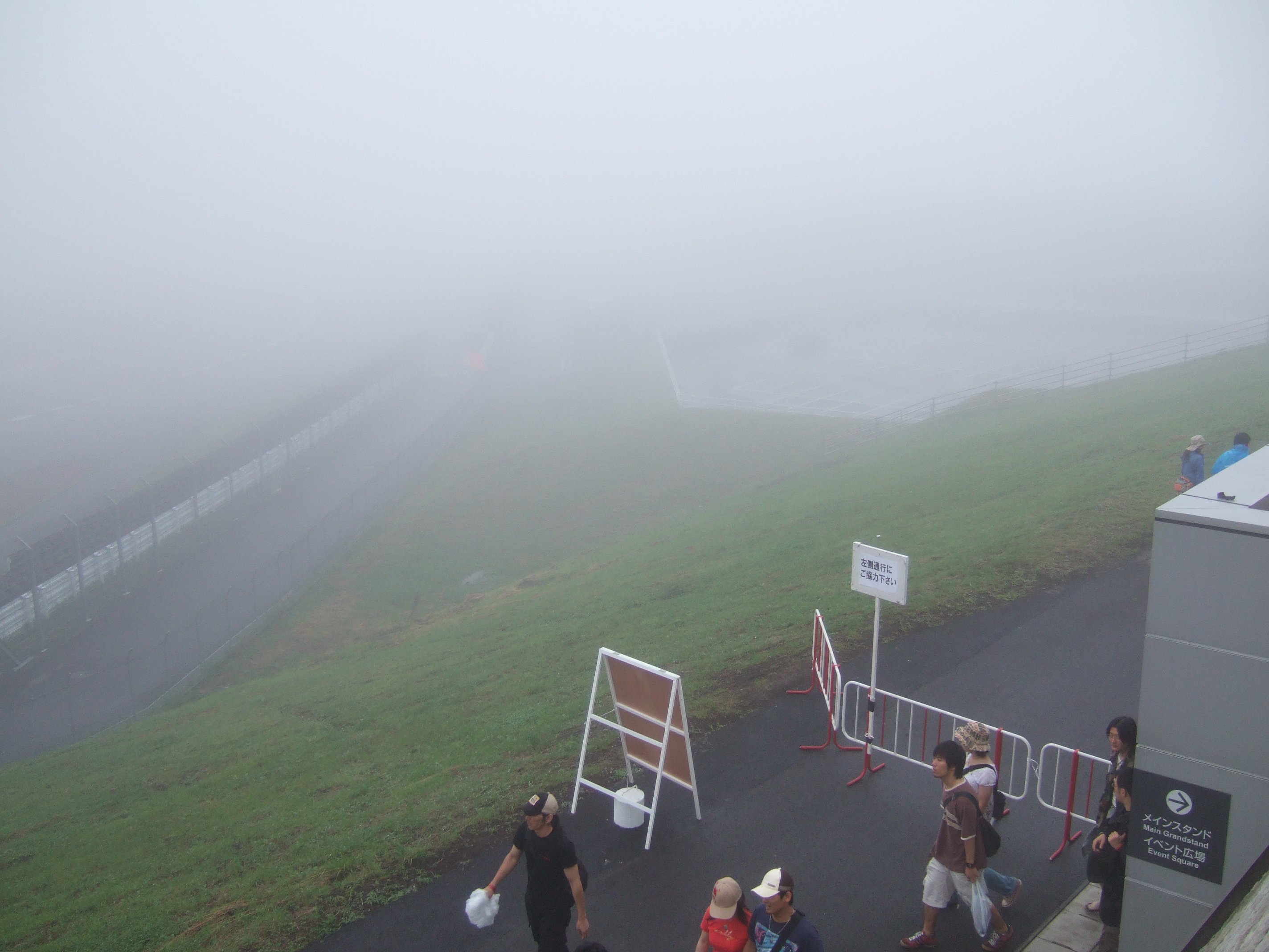 2日目午後。濃霧でサーキットのコースがまったく見えません。