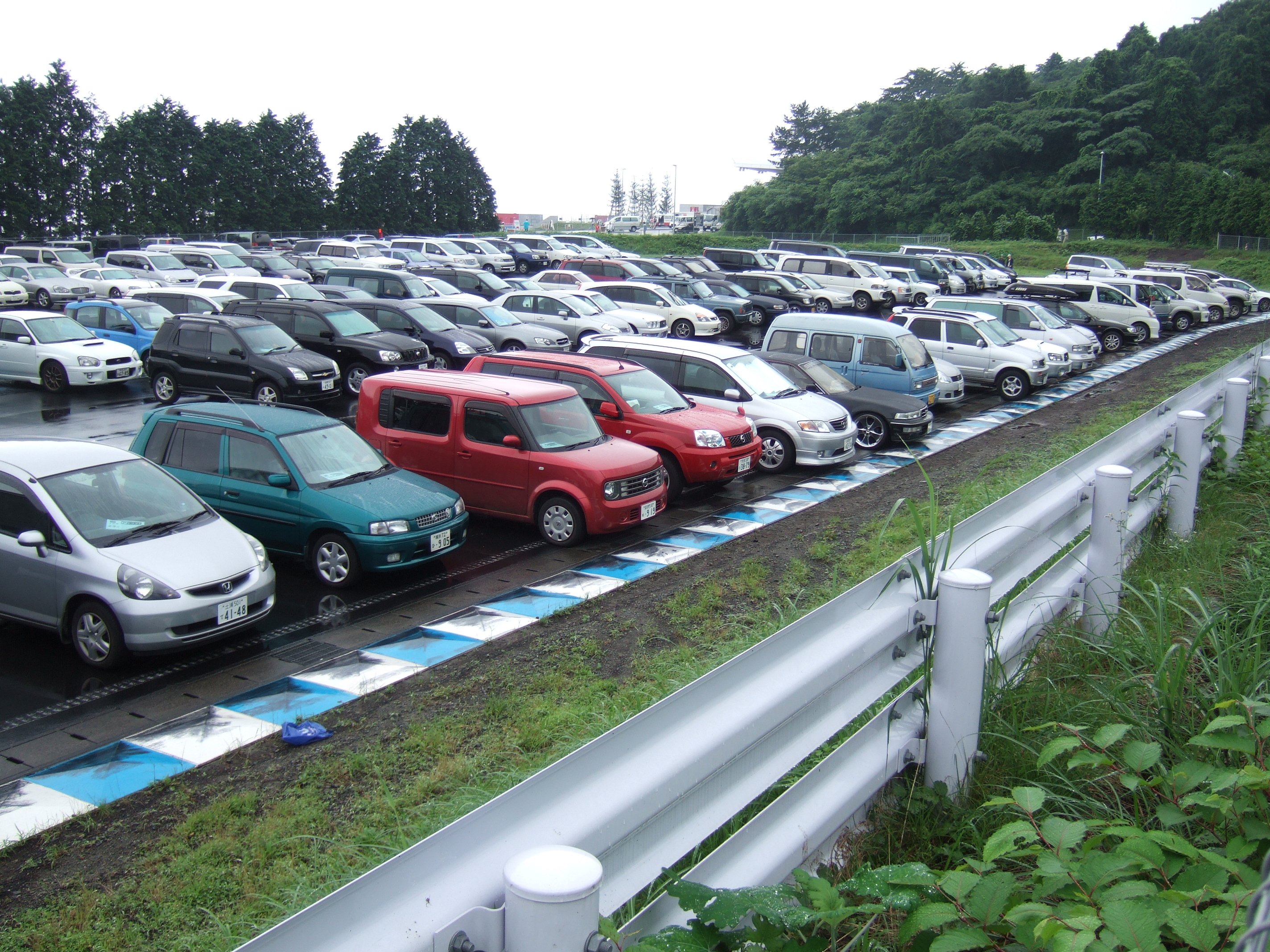 奥に会場が見えます。会場と駐車場の距離は歩いて10分ほどです。