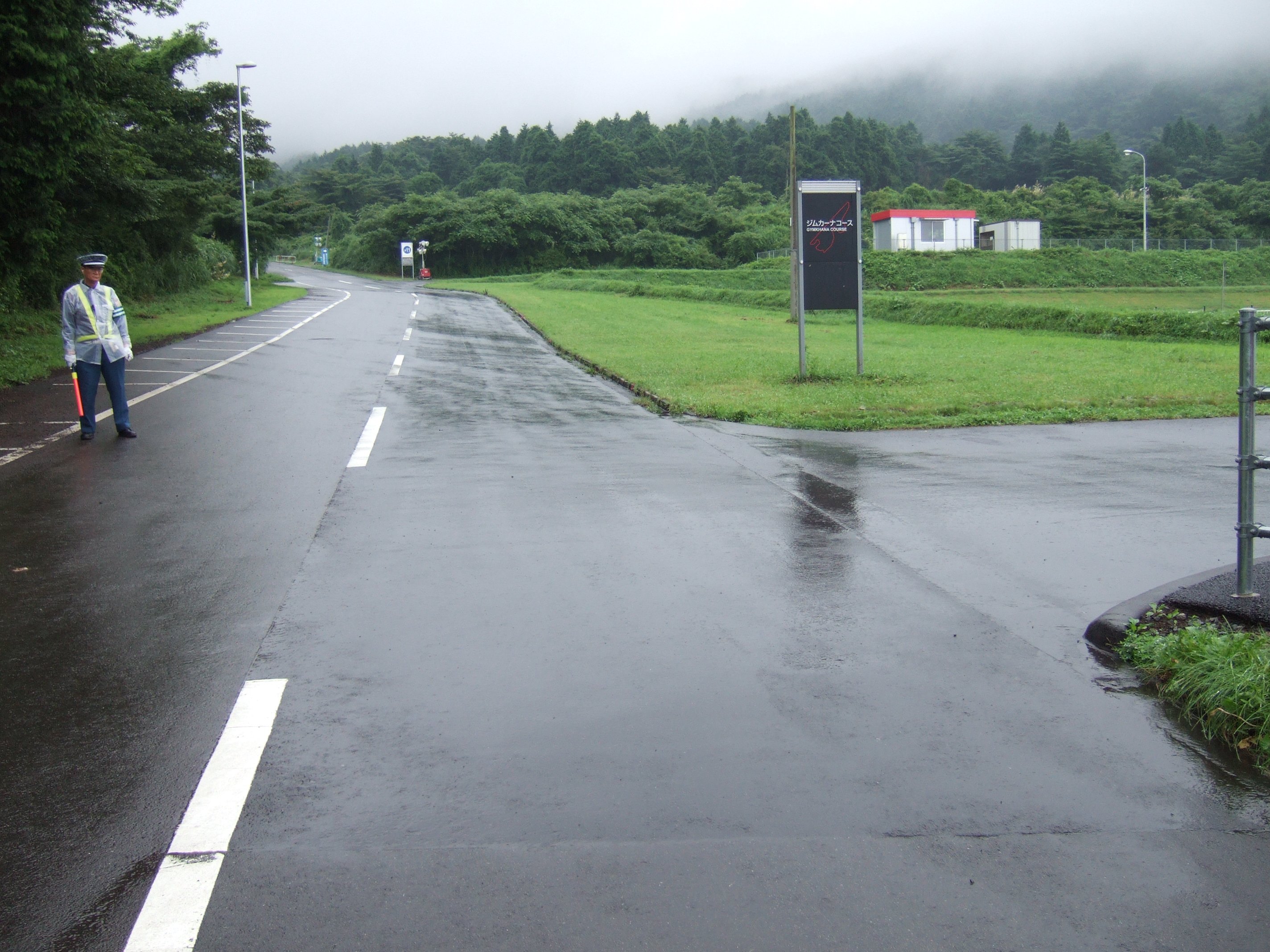 ジムカーナ・コースの入り口。