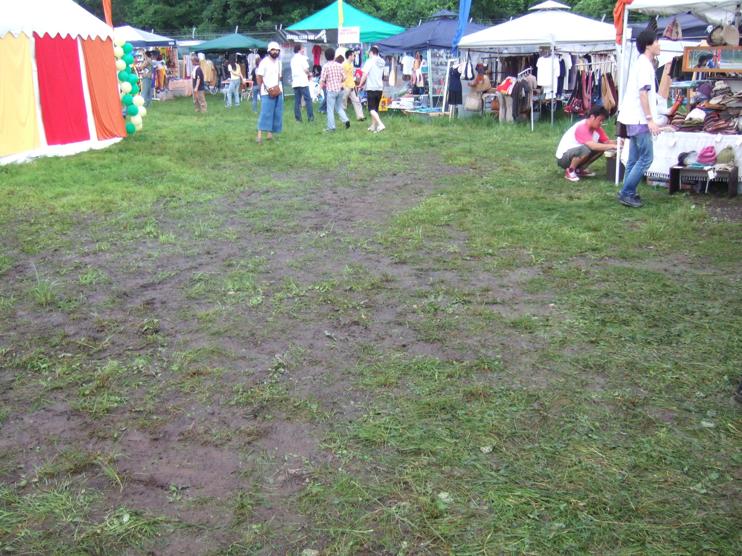 ウドー・ミュージック・フェスティバルの会場では唯一の土の地面。ここ以外はアスファルトです。