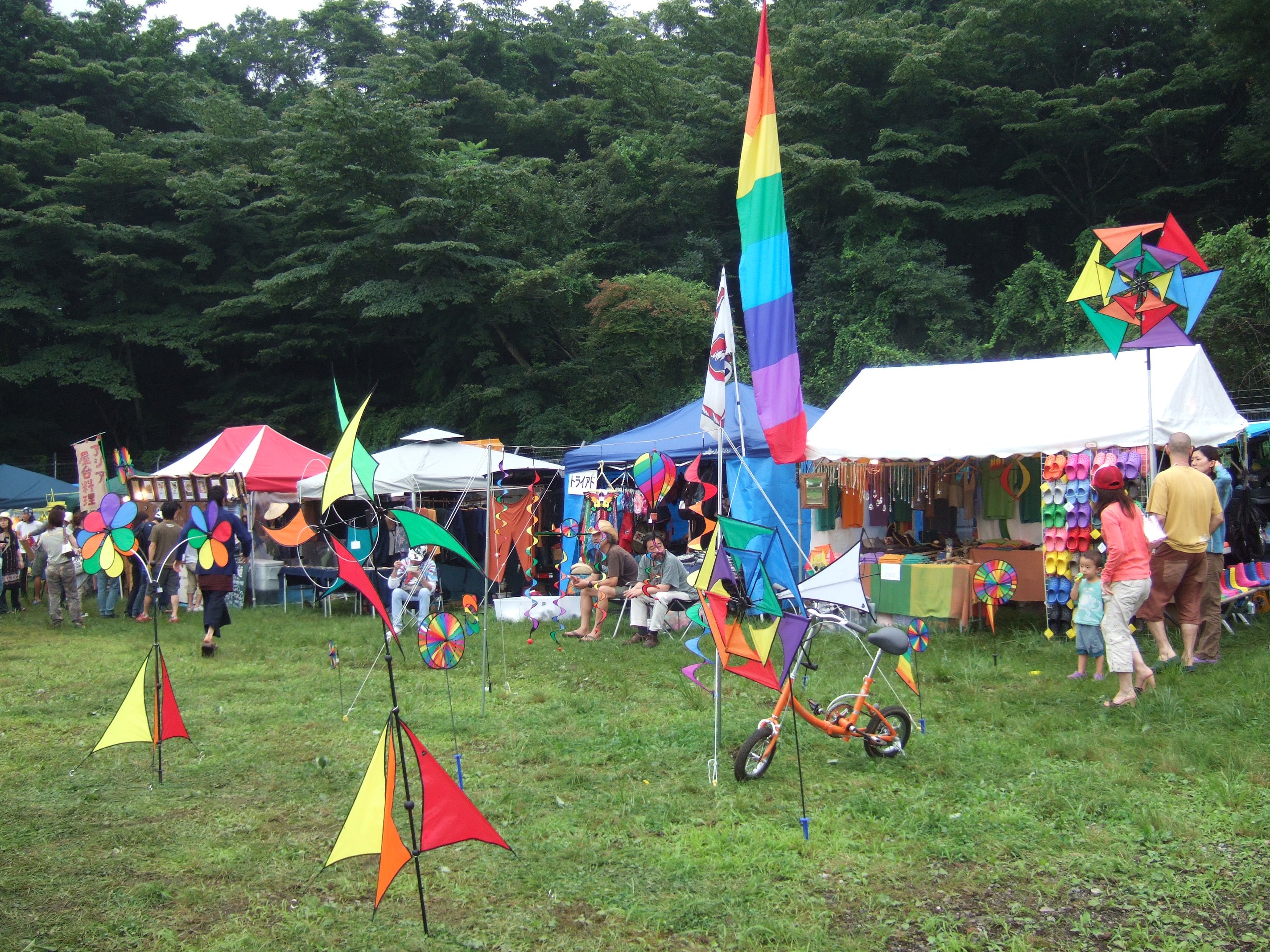 オブジェを囲むように店が並んでいます。