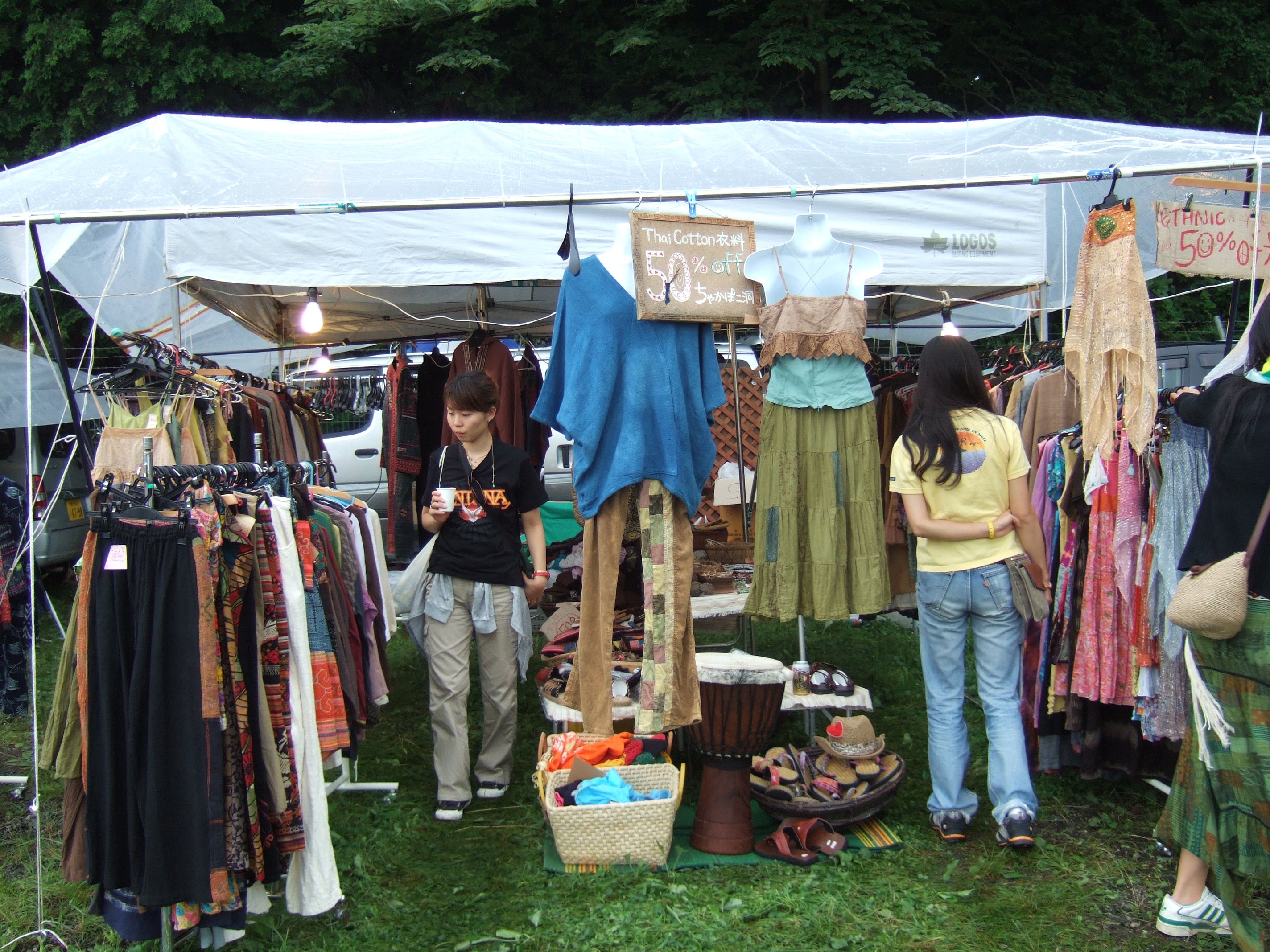 自然素材の衣類が多い店。 