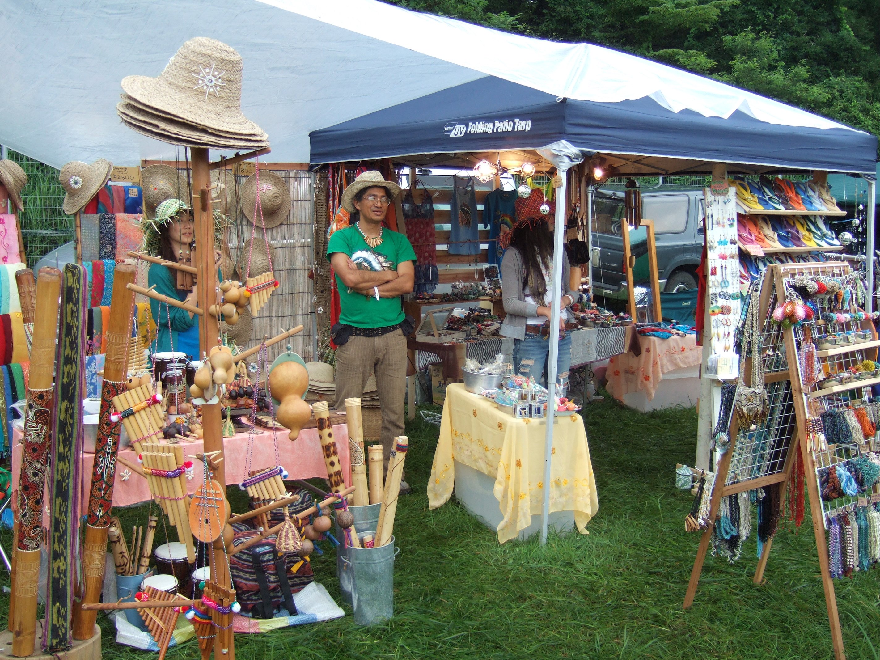 雑貨、楽器店。 