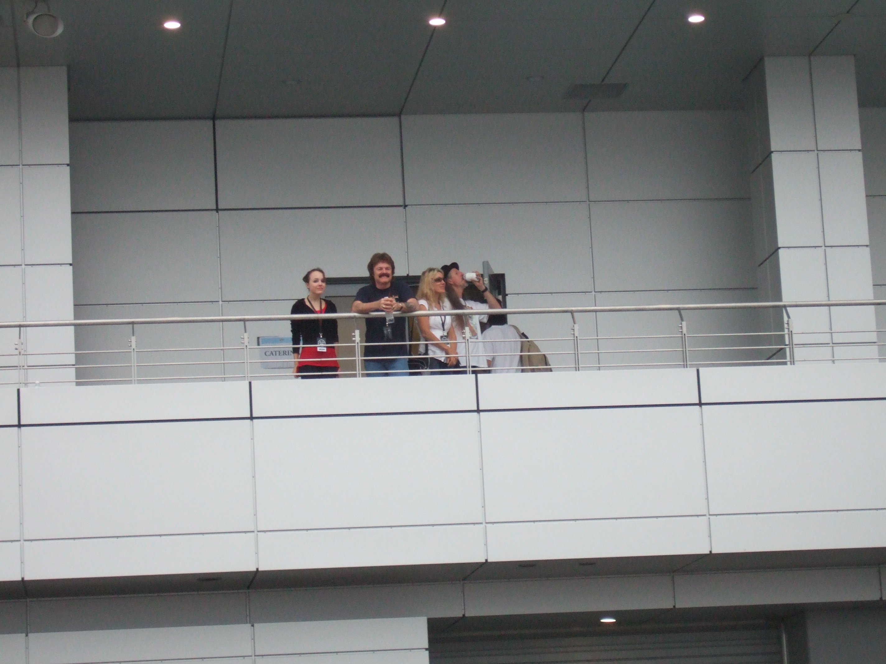 公演を終えてスクウェア・ステージを見るドゥービー・ブラザーズのトム・ジョンストンとパット・シモンズ。