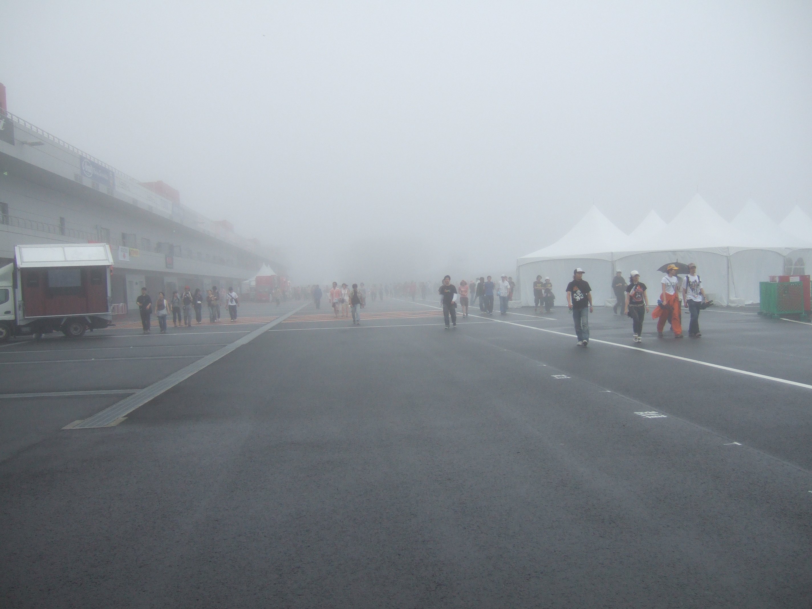 霧でステージが見えませんが、ステージ前にはかなり人がいます。