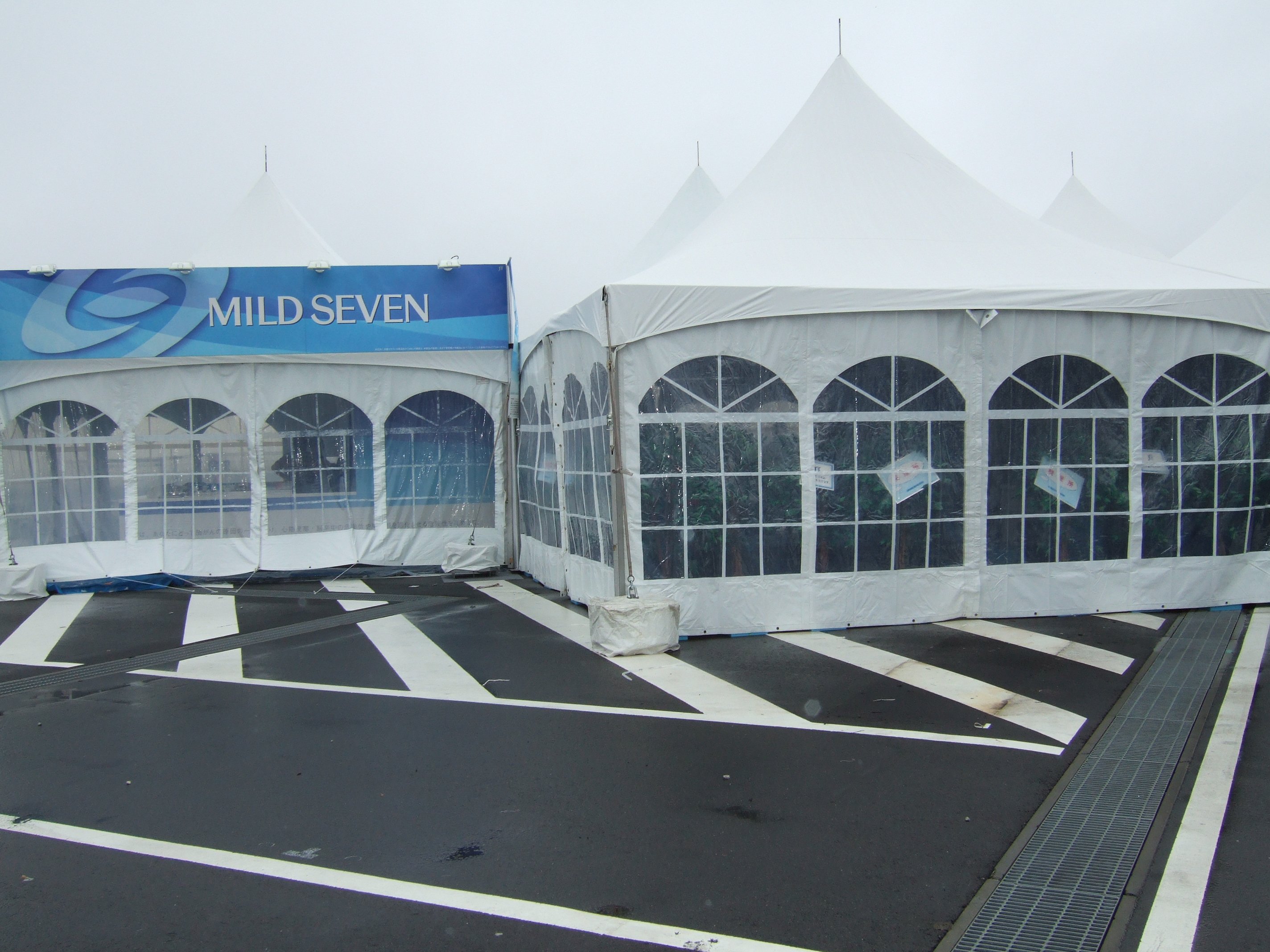 喫煙所になるJTのテント。ステージから見て最後方にあります。