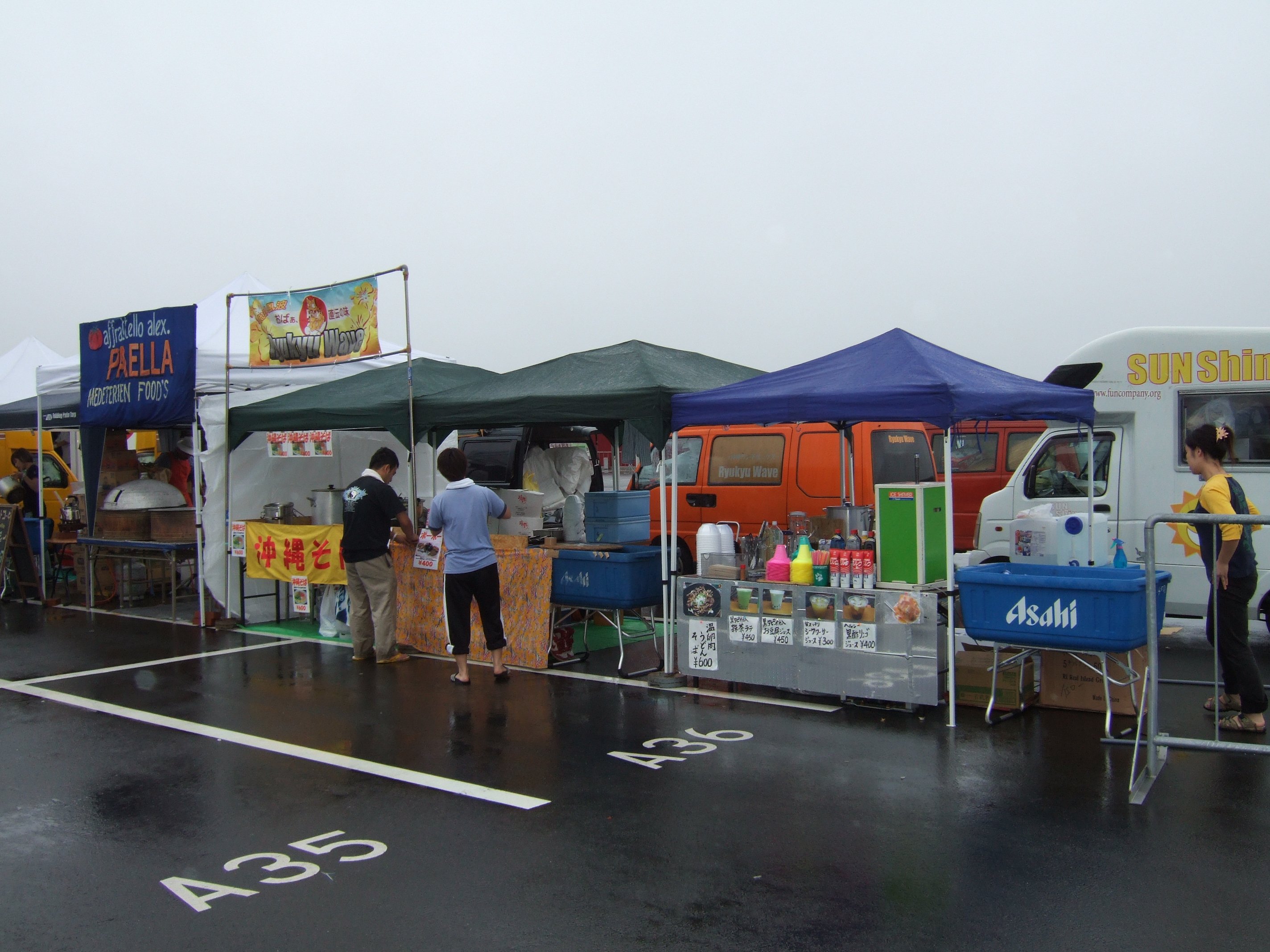 ウドー・ミュージック・フェスティバルのスポンサーではない一般の飲食店の並び。