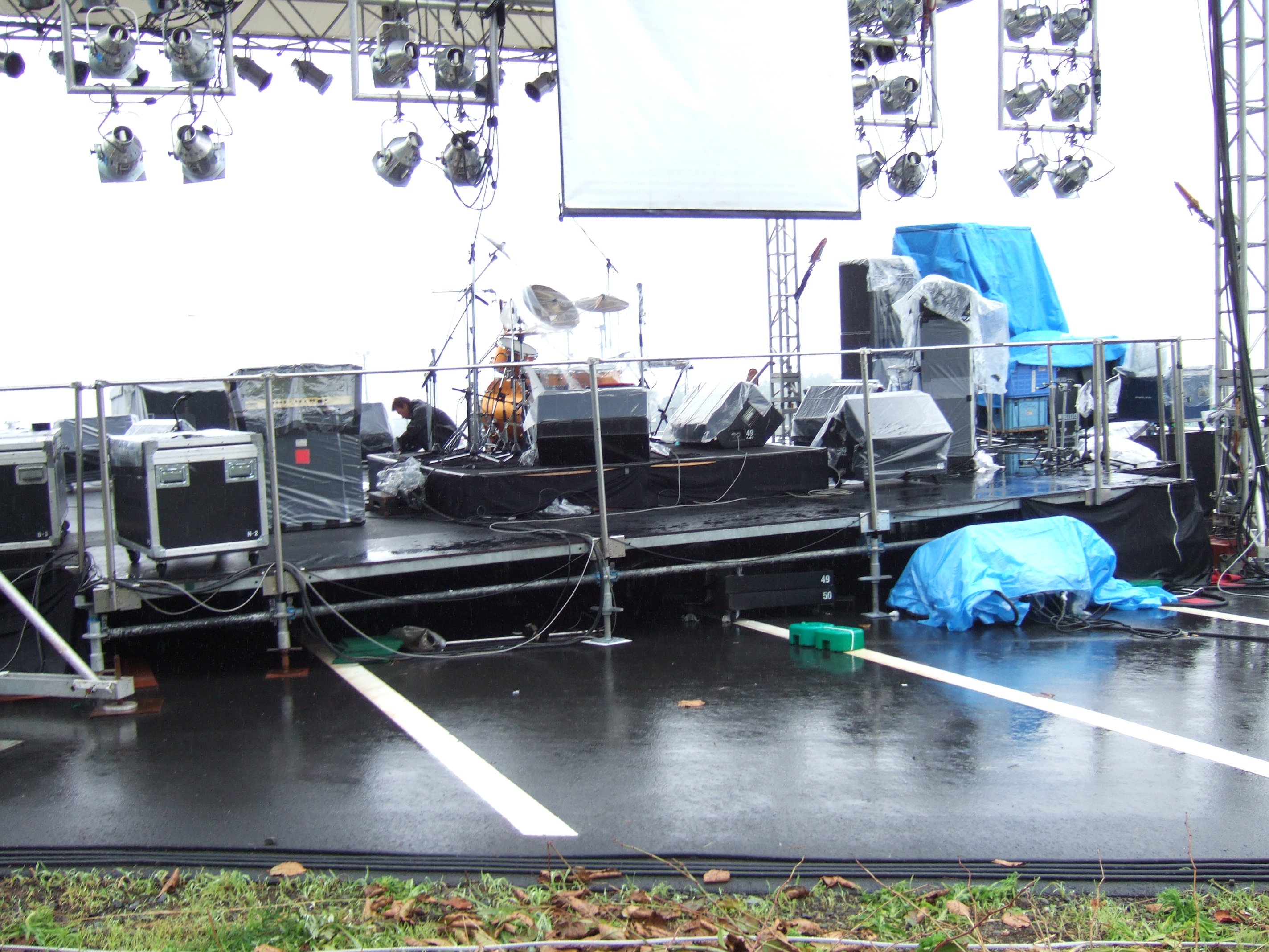 MTVステージを後ろから撮影。後ろはスクウェア・ステージからモビリタ・ステージに行く道路になっています。