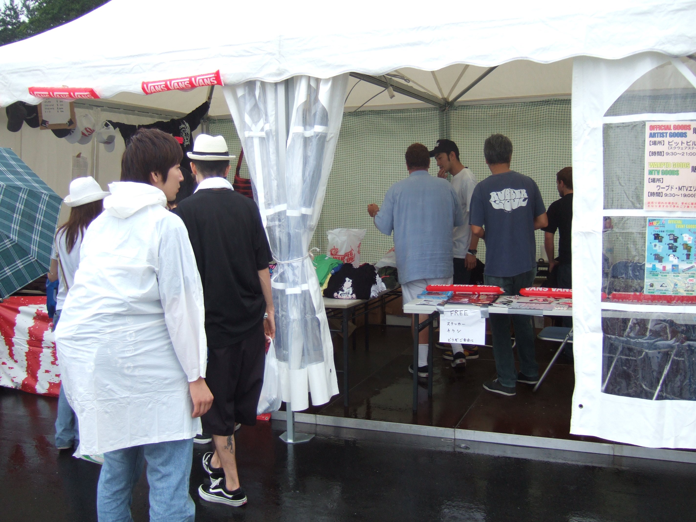 公式グッズ販売店その3。