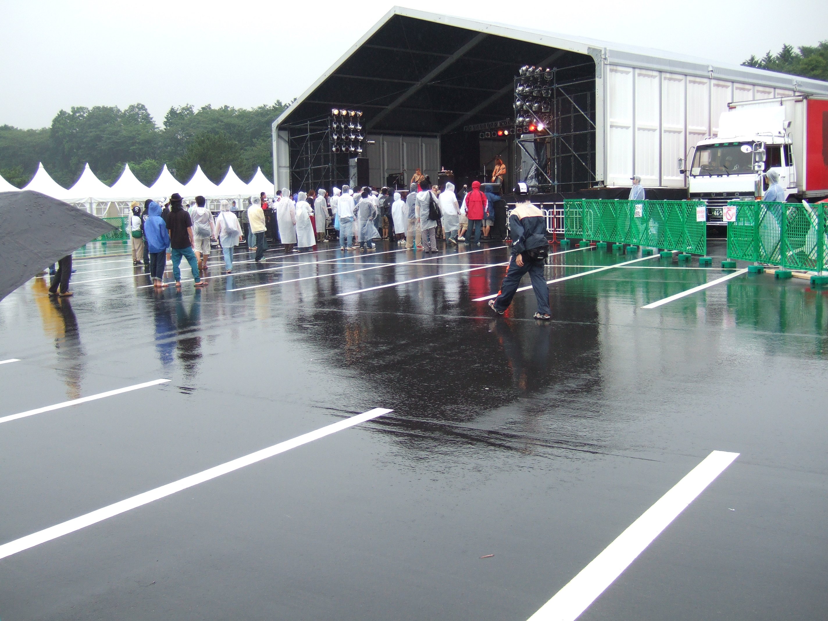 ワープド・ステージ。パンク・ロック・ファンには充実した内容の出演者でした。