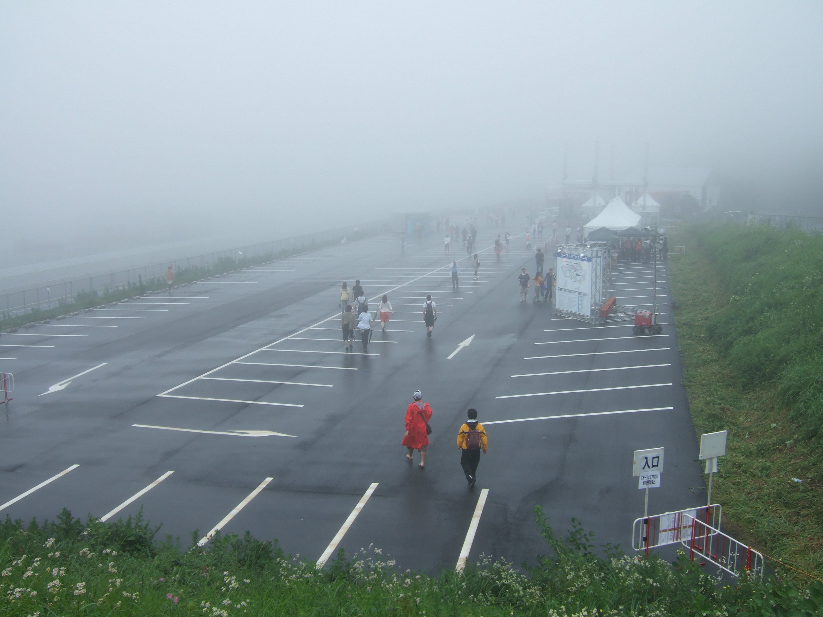 霧がかかるワープド・ステージ、MTVステージ。